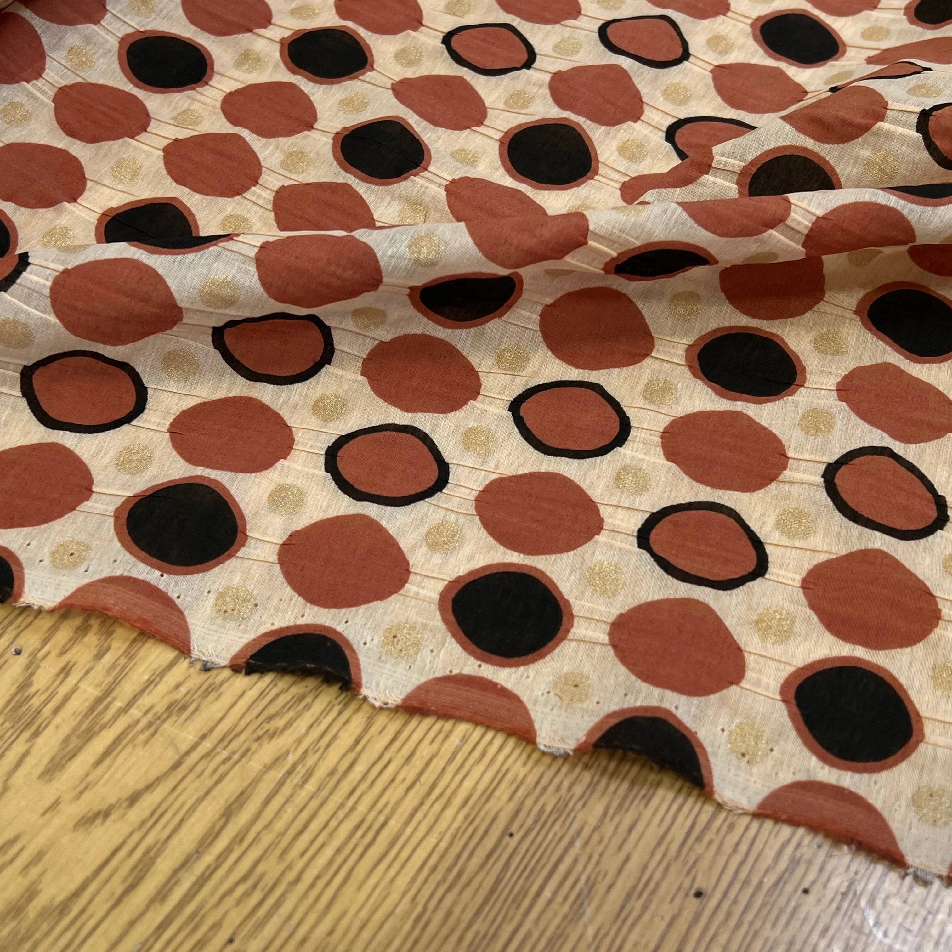 COTON SOIE FOND BEIGE MOTIF CERCLES MARRON ET NOIR POIDS OR BRILLANT 30% SOIE - My Little Coupon