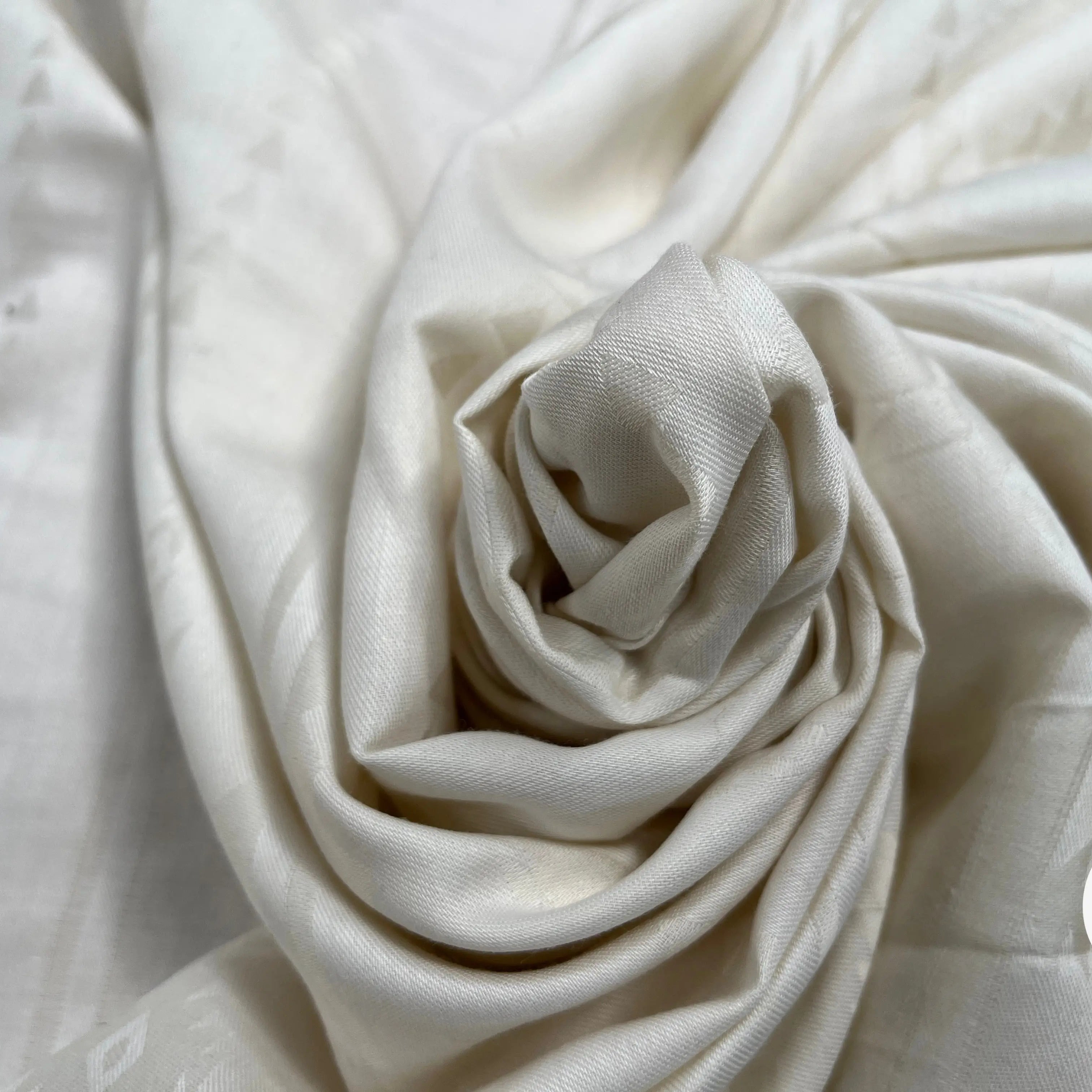 COTON SOYEUX SERGÉE MOTIF TON SUR TON GÉOMETRIQUE BEIGE - My Little Coupon