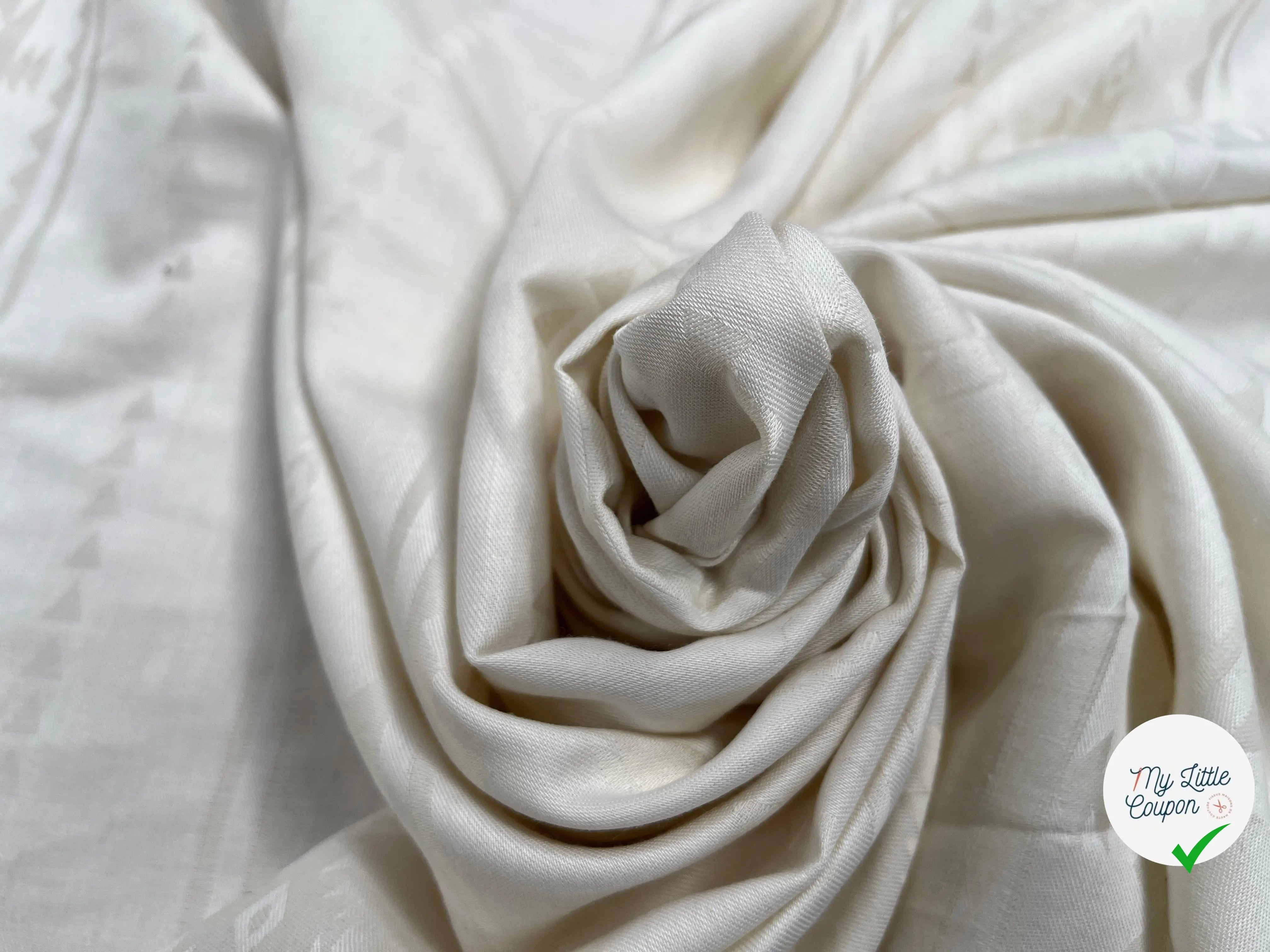 COTON SOYEUX SERGÉE MOTIF TON SUR TON GÉOMETRIQUE BEIGE - My Little Coupon