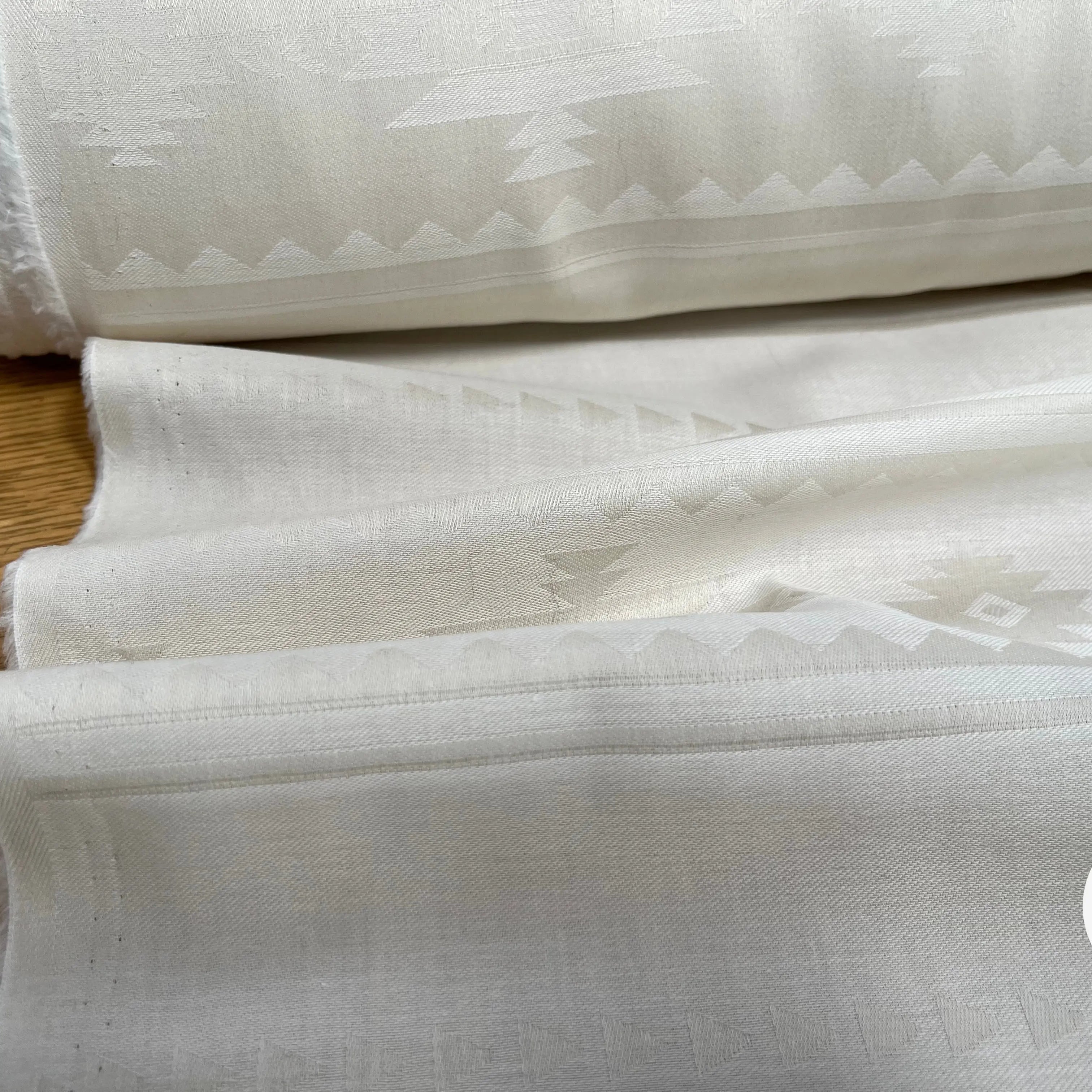 COTON SOYEUX SERGÉE MOTIF TON SUR TON GÉOMETRIQUE BEIGE - My Little Coupon