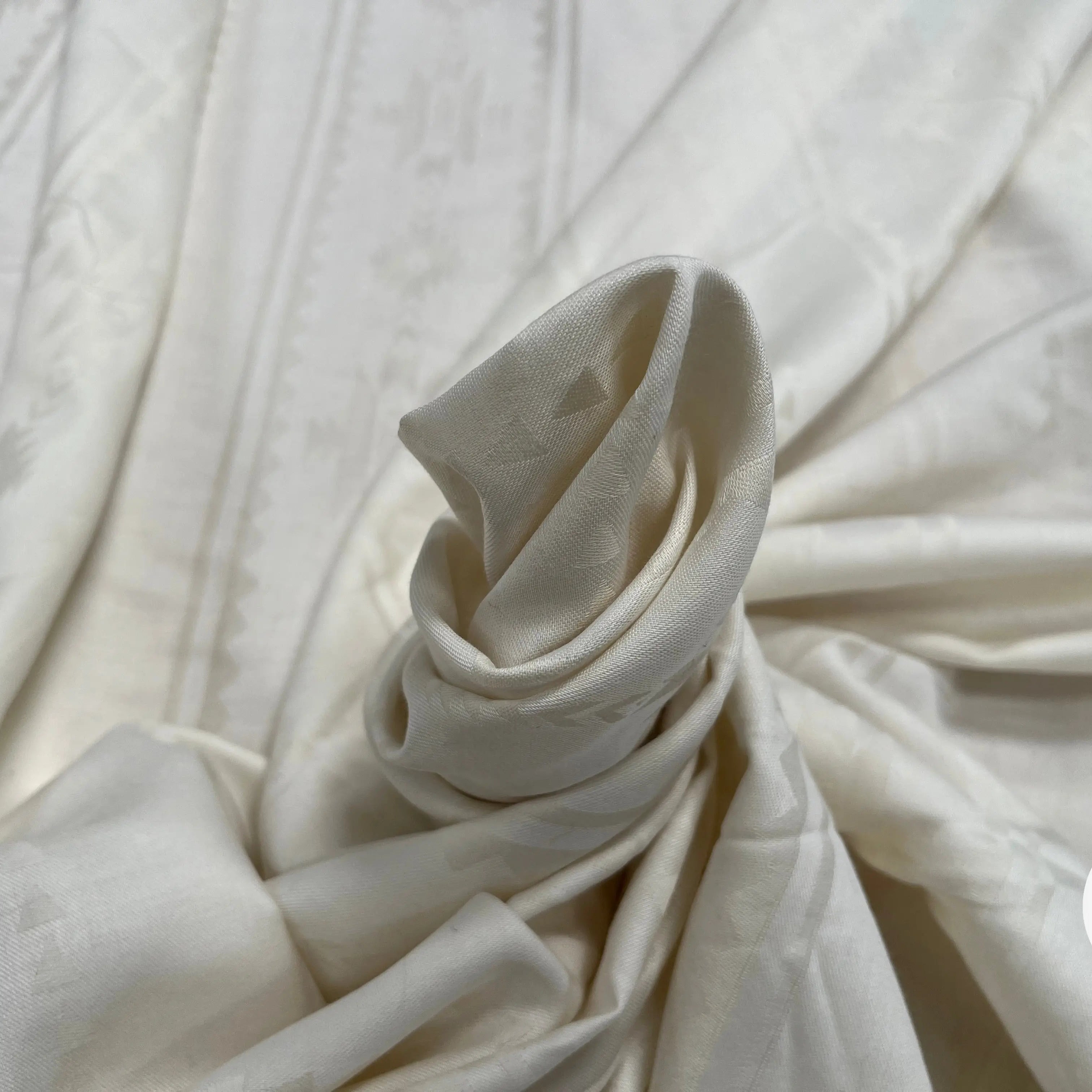 COTON SOYEUX SERGÉE MOTIF TON SUR TON GÉOMETRIQUE BEIGE - My Little Coupon