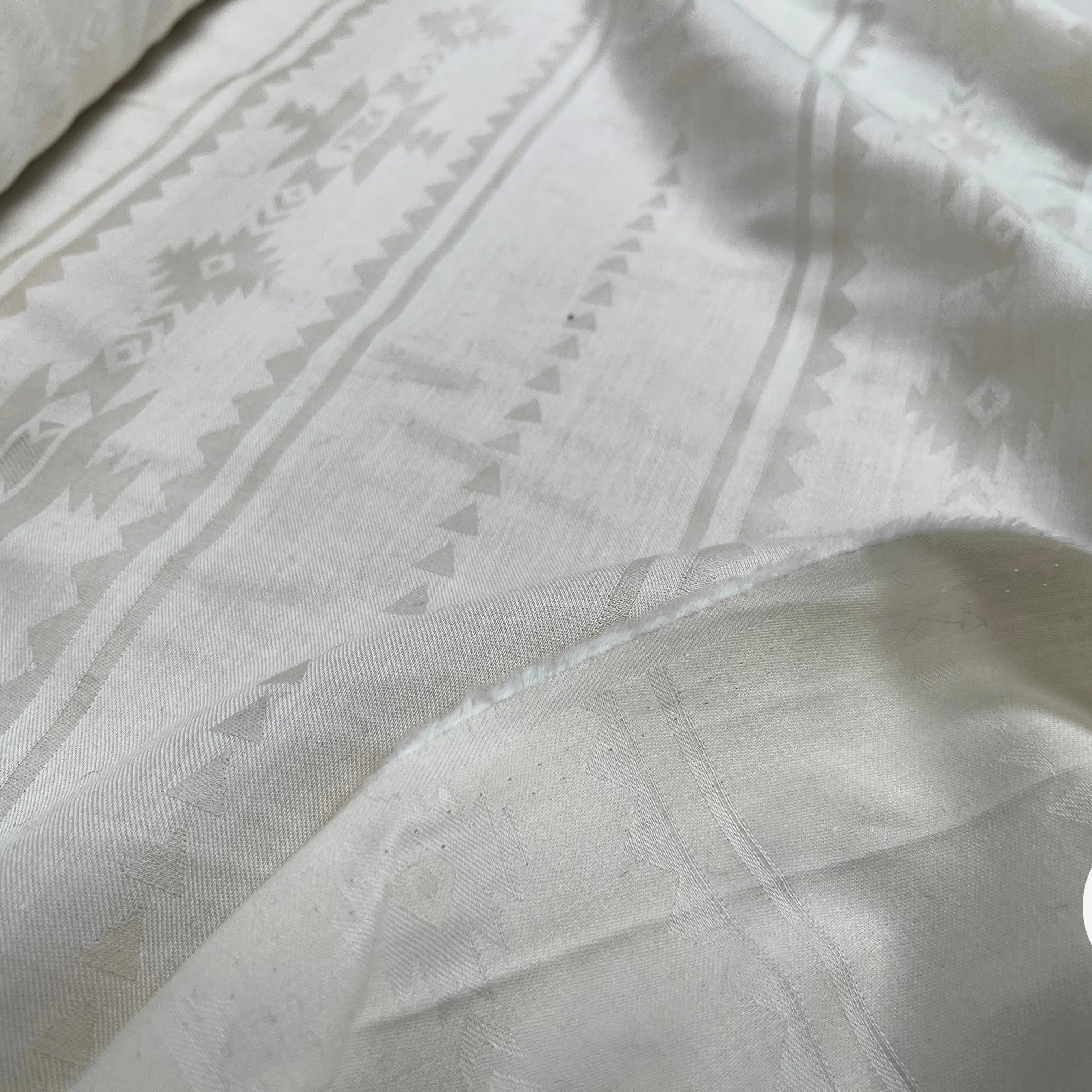 COTON SOYEUX SERGÉE MOTIF TON SUR TON GÉOMETRIQUE BEIGE - My Little Coupon