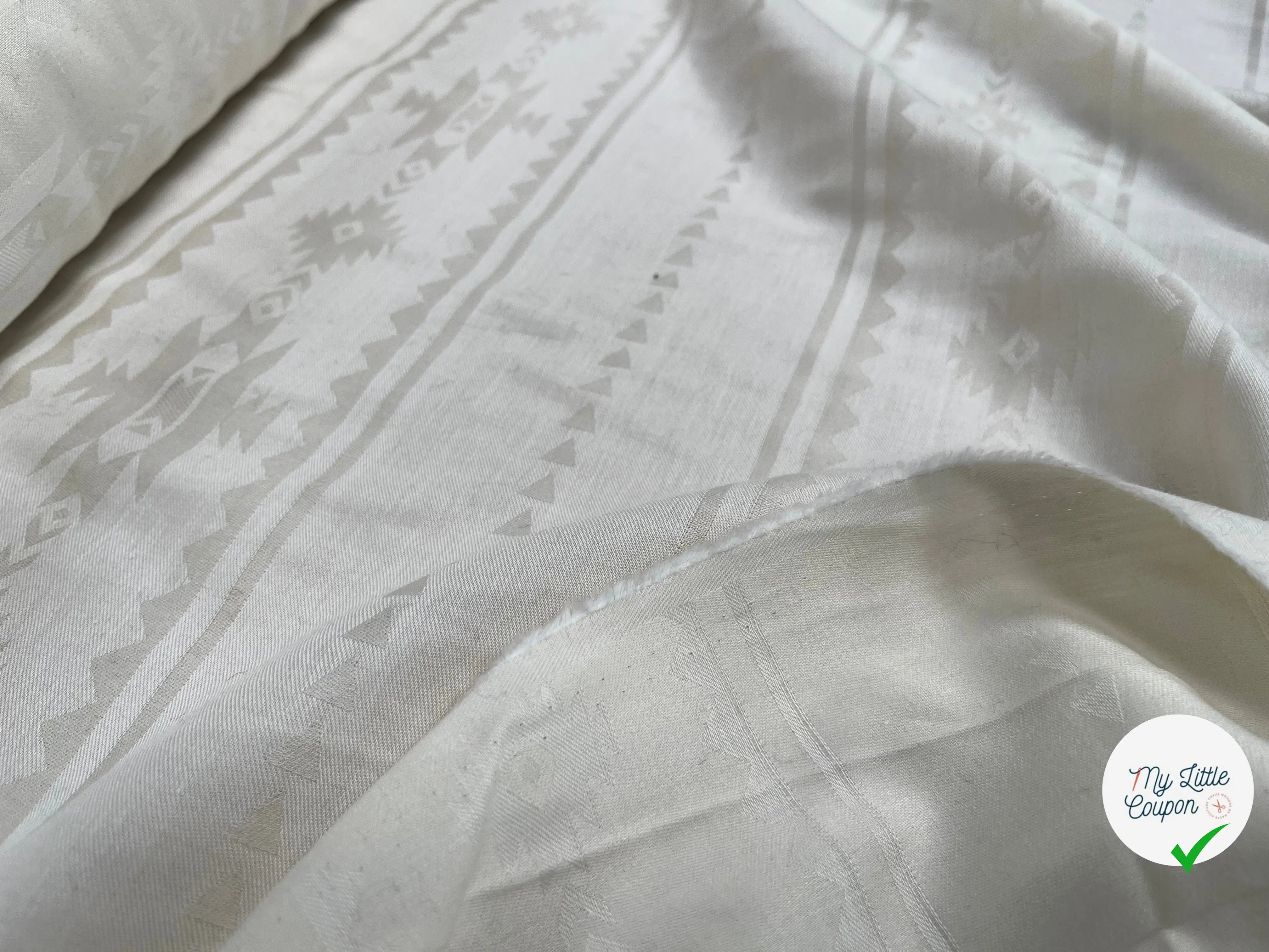 COTON SOYEUX SERGÉE MOTIF TON SUR TON GÉOMETRIQUE BEIGE - My Little Coupon