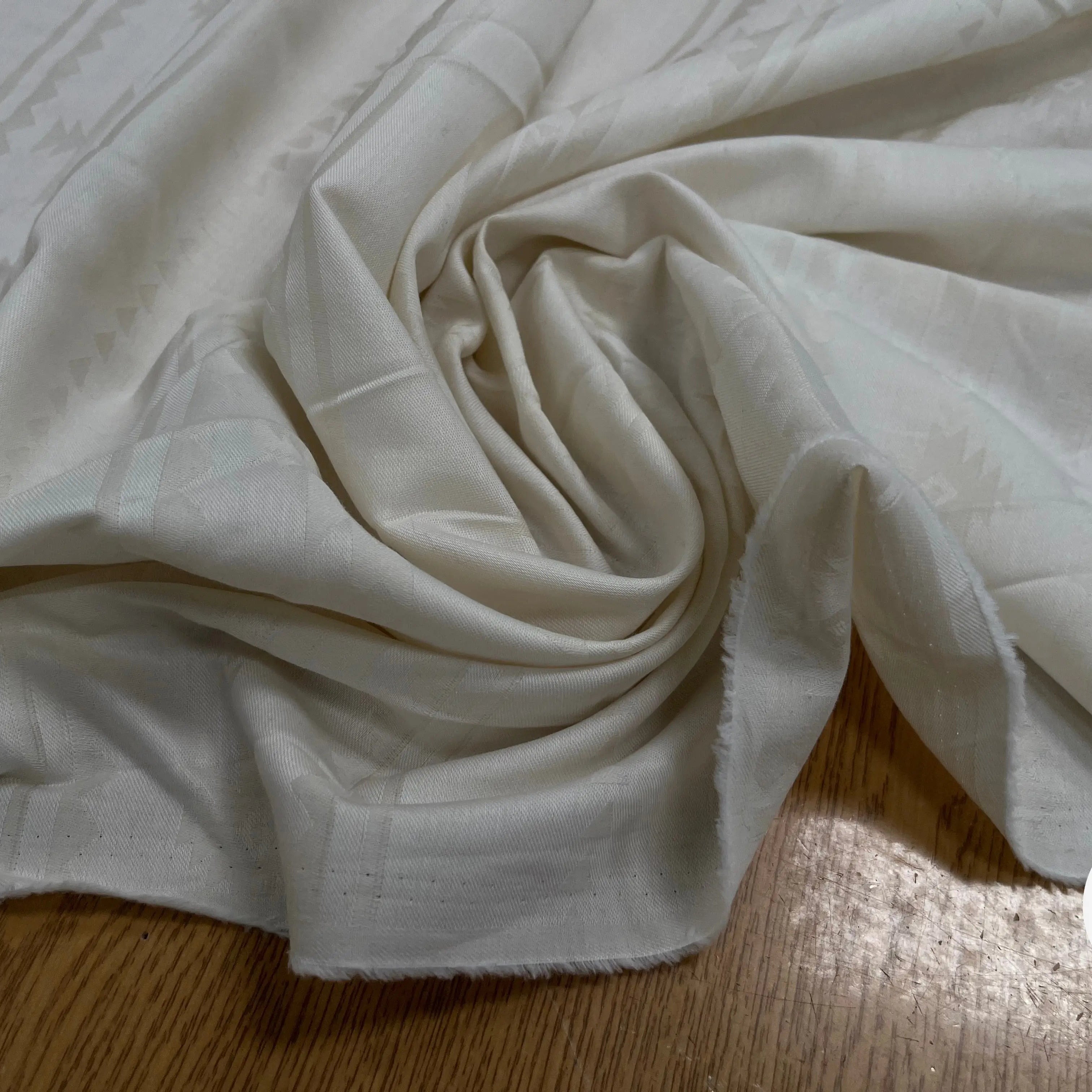 COTON SOYEUX SERGÉE MOTIF TON SUR TON GÉOMETRIQUE BEIGE - My Little Coupon