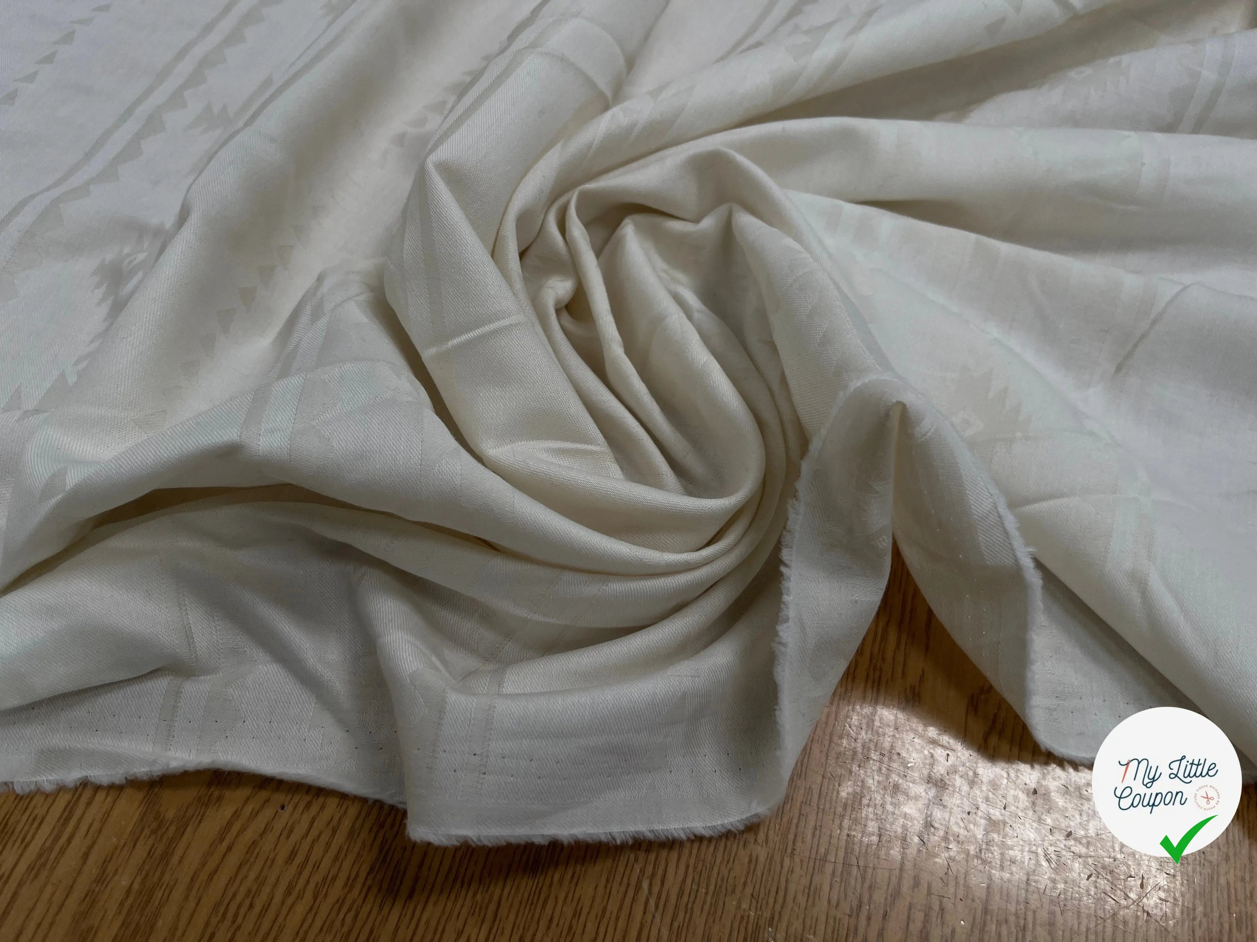 COTON SOYEUX SERGÉE MOTIF TON SUR TON GÉOMETRIQUE BEIGE - My Little Coupon