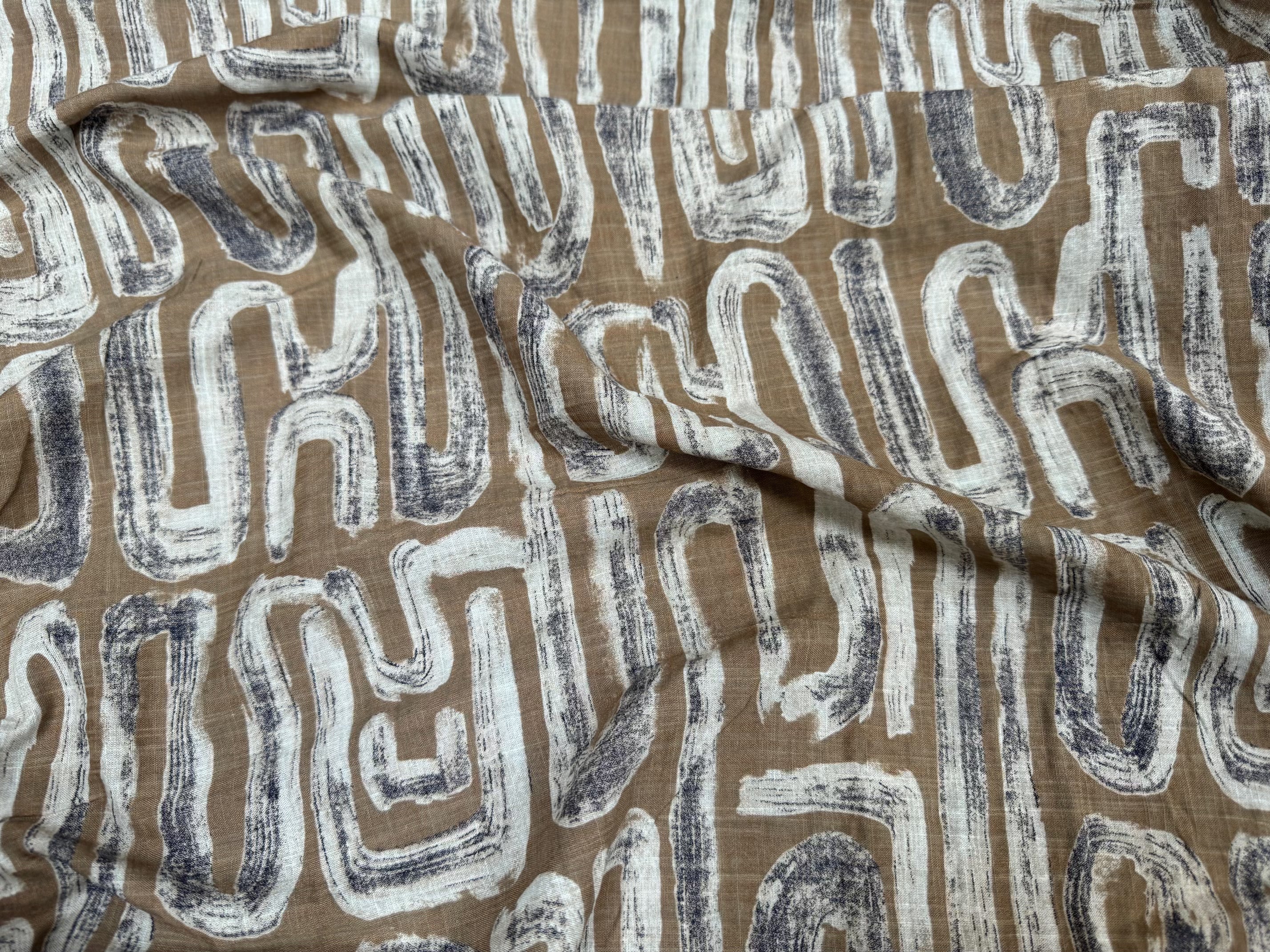 COTON VISCOSE EN CHAINE ET TRAME TISSU SLUB IMPRIMÉ ABSTRAIT MARRON TAUPE - My Little Coupon
