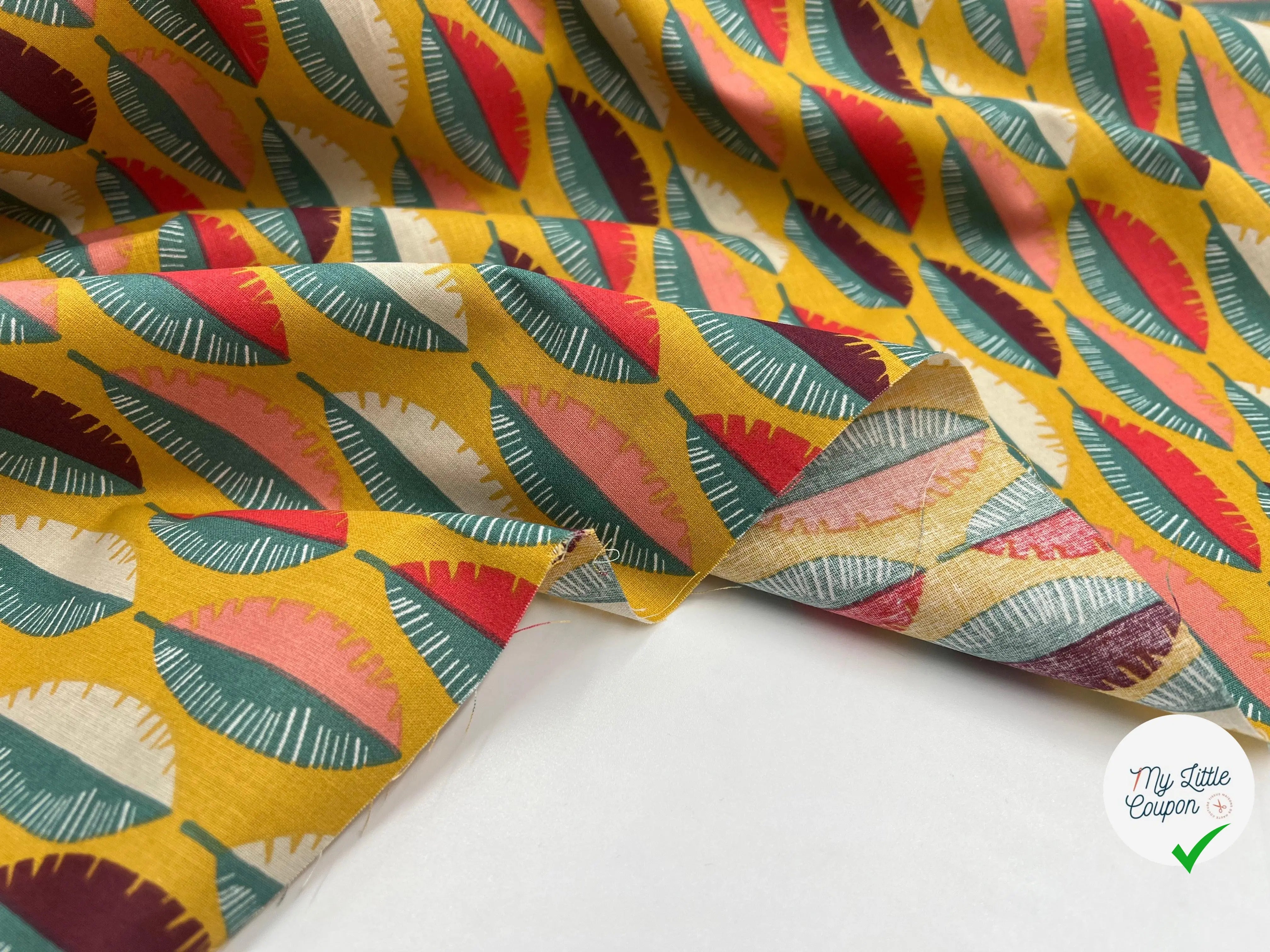 COTONNADE IMPRIMÉE FEUILLES MULTICOLORE FOND MOUTARDE - My Little Coupon - tissu - coudre