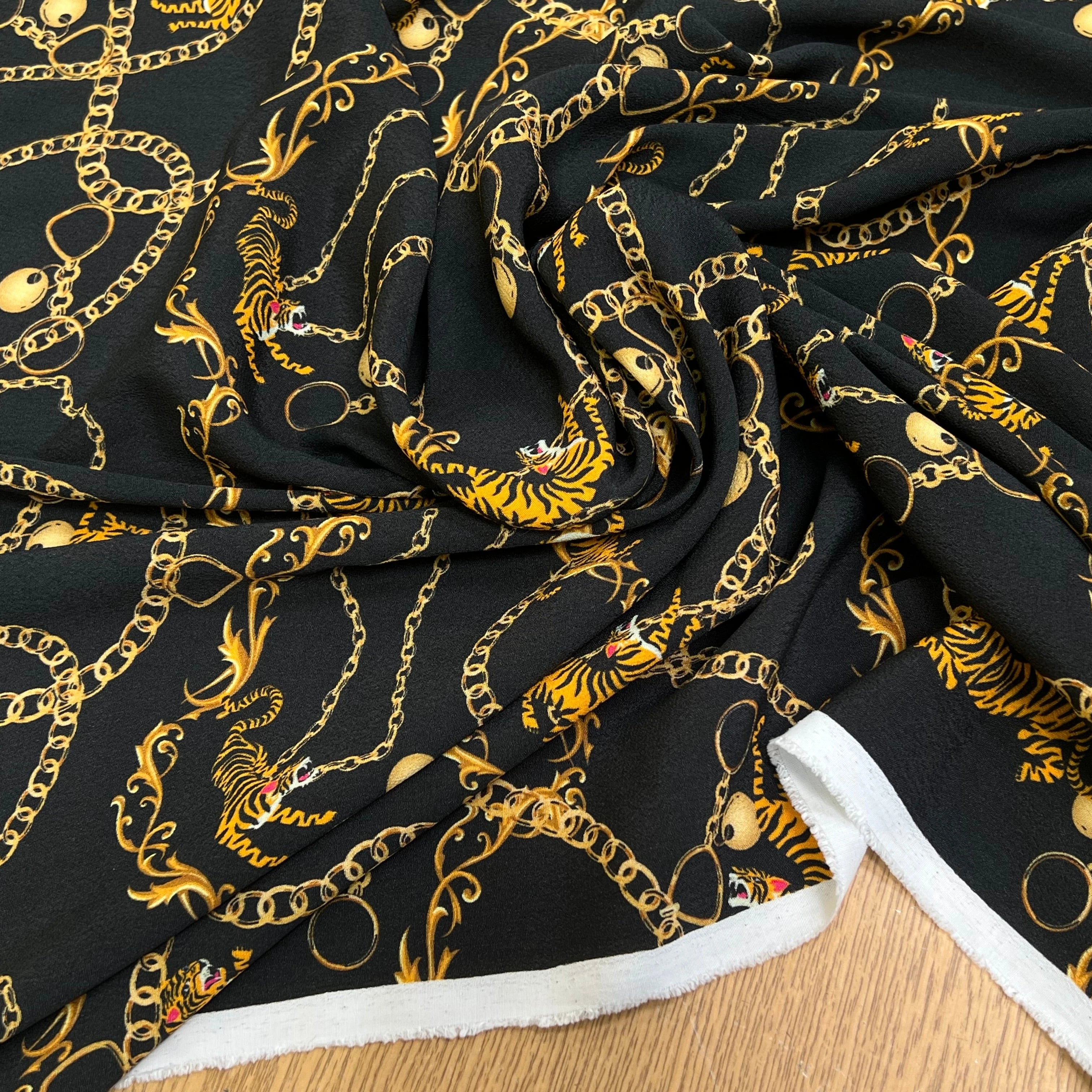 CREPE 100% VISCOSE MAROCAINE FOND NOIR IMPRIMÉ TIGER & CHAINS - My Little Coupon