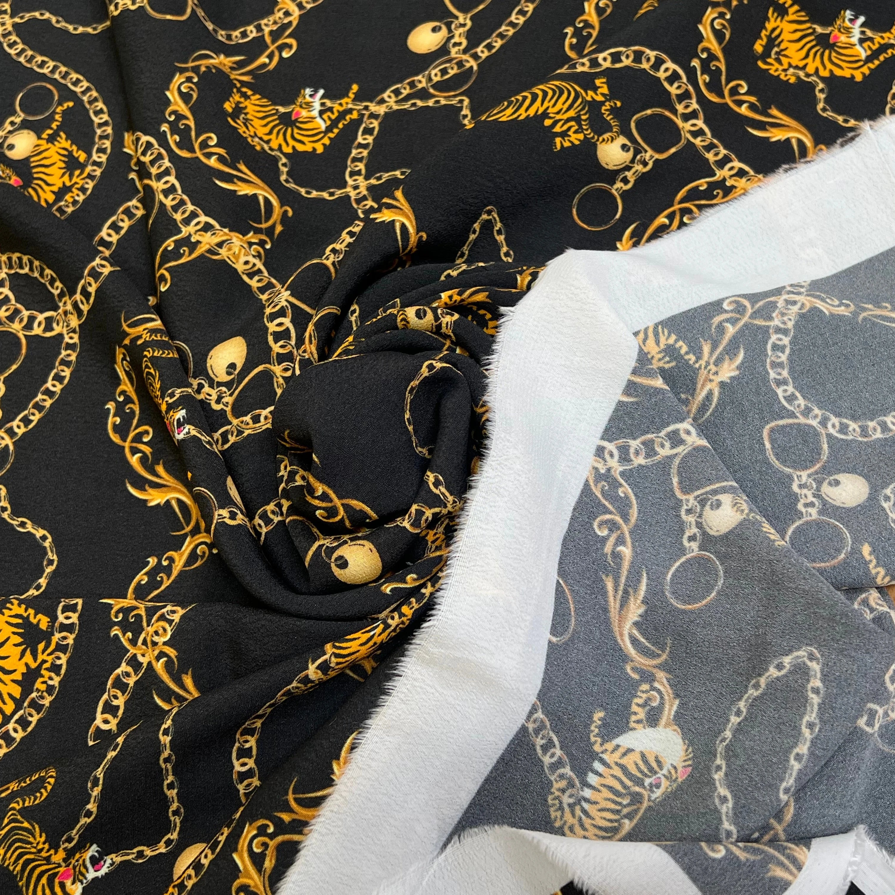 CREPE 100% VISCOSE MAROCAINE FOND NOIR IMPRIMÉ TIGER & CHAINS - My Little Coupon