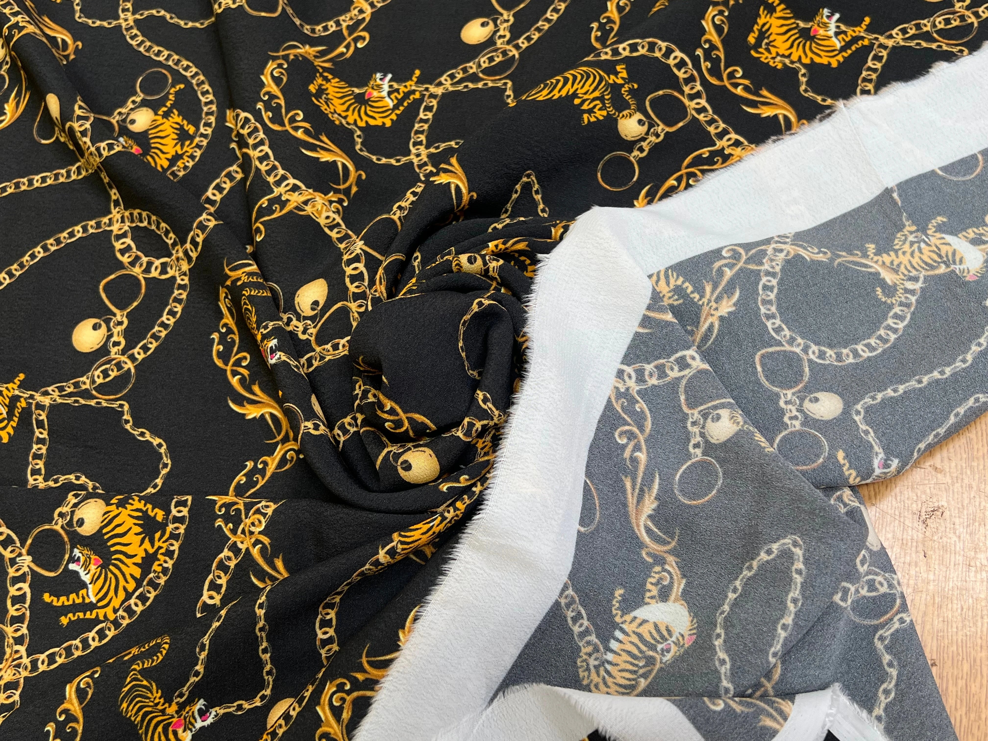 CREPE 100% VISCOSE MAROCAINE FOND NOIR IMPRIMÉ TIGER & CHAINS - My Little Coupon