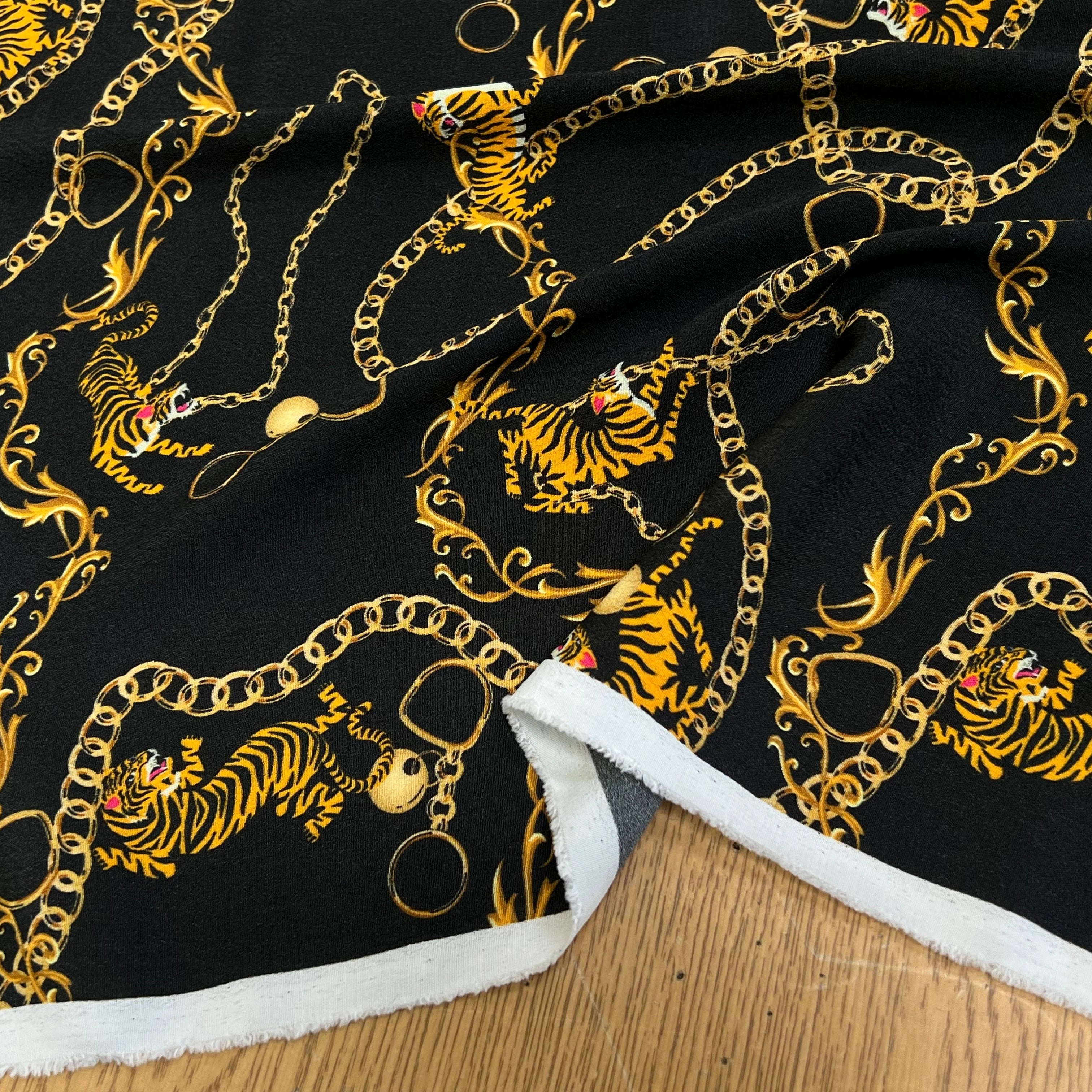 CREPE 100% VISCOSE MAROCAINE FOND NOIR IMPRIMÉ TIGER & CHAINS - My Little Coupon
