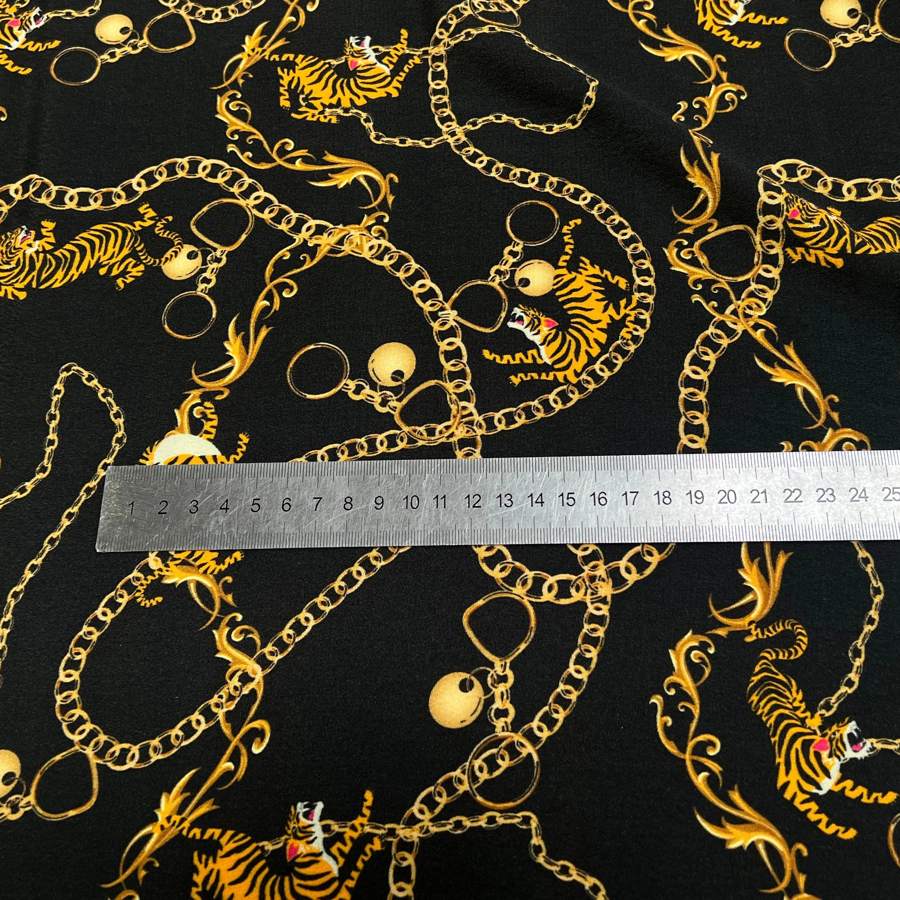 CREPE 100% VISCOSE MAROCAINE FOND NOIR IMPRIMÉ TIGER & CHAINS - My Little Coupon