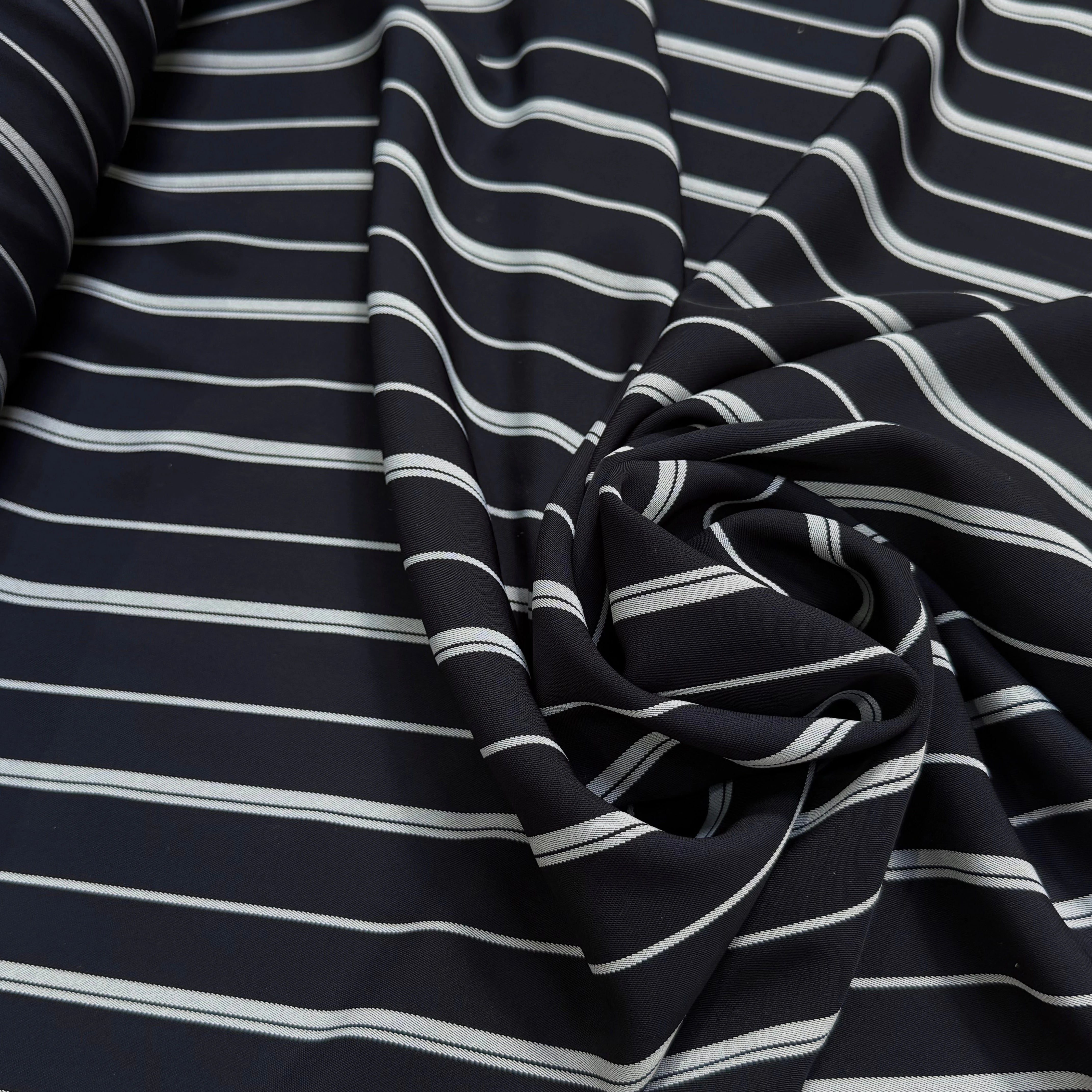 CREPE ASPECT PIQUÉ FLUIDE RAYURES BLANCHES FOND NAVY PRESQUE NOIR - My Little Coupon