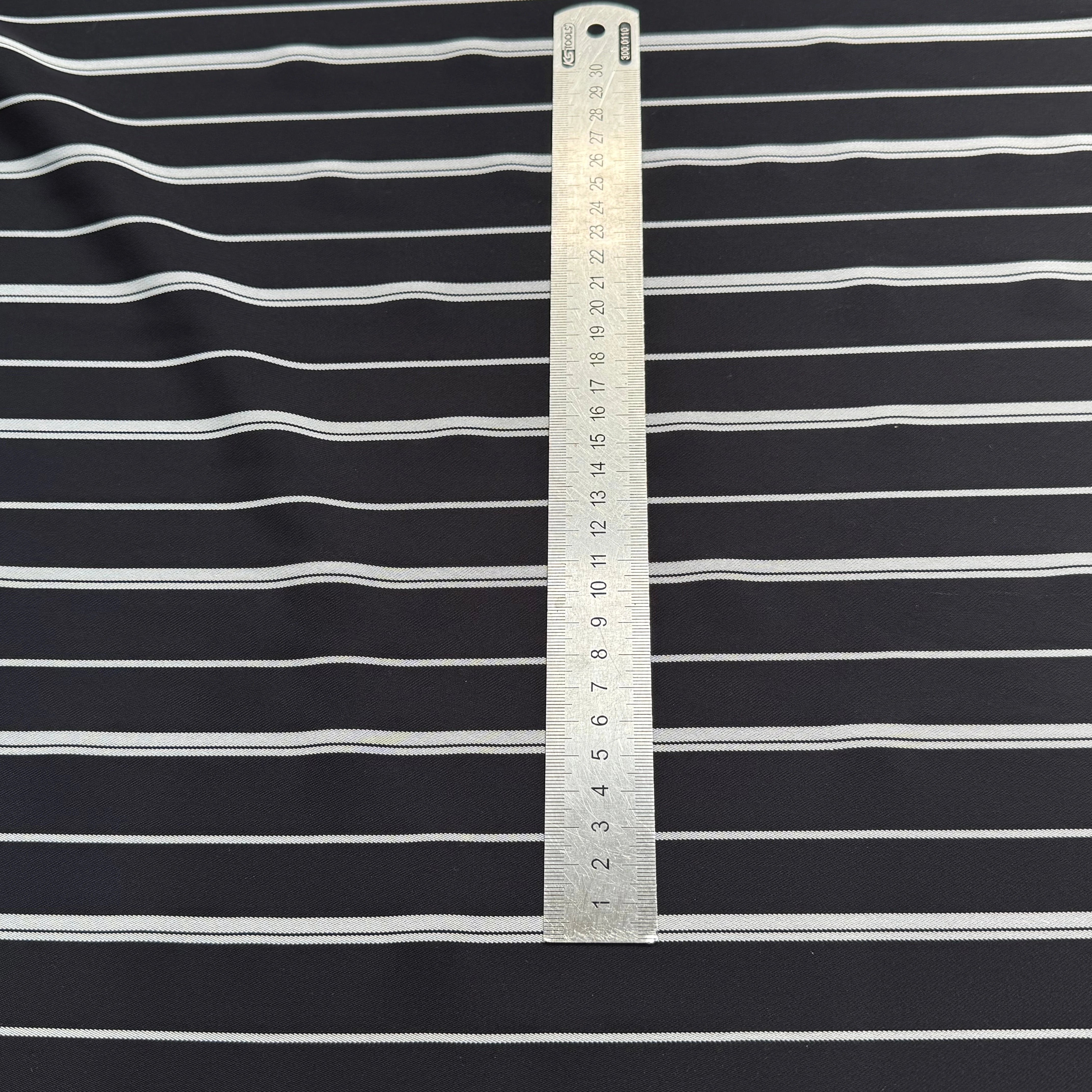 CREPE ASPECT PIQUÉ FLUIDE RAYURES BLANCHES FOND NAVY PRESQUE NOIR - My Little Coupon