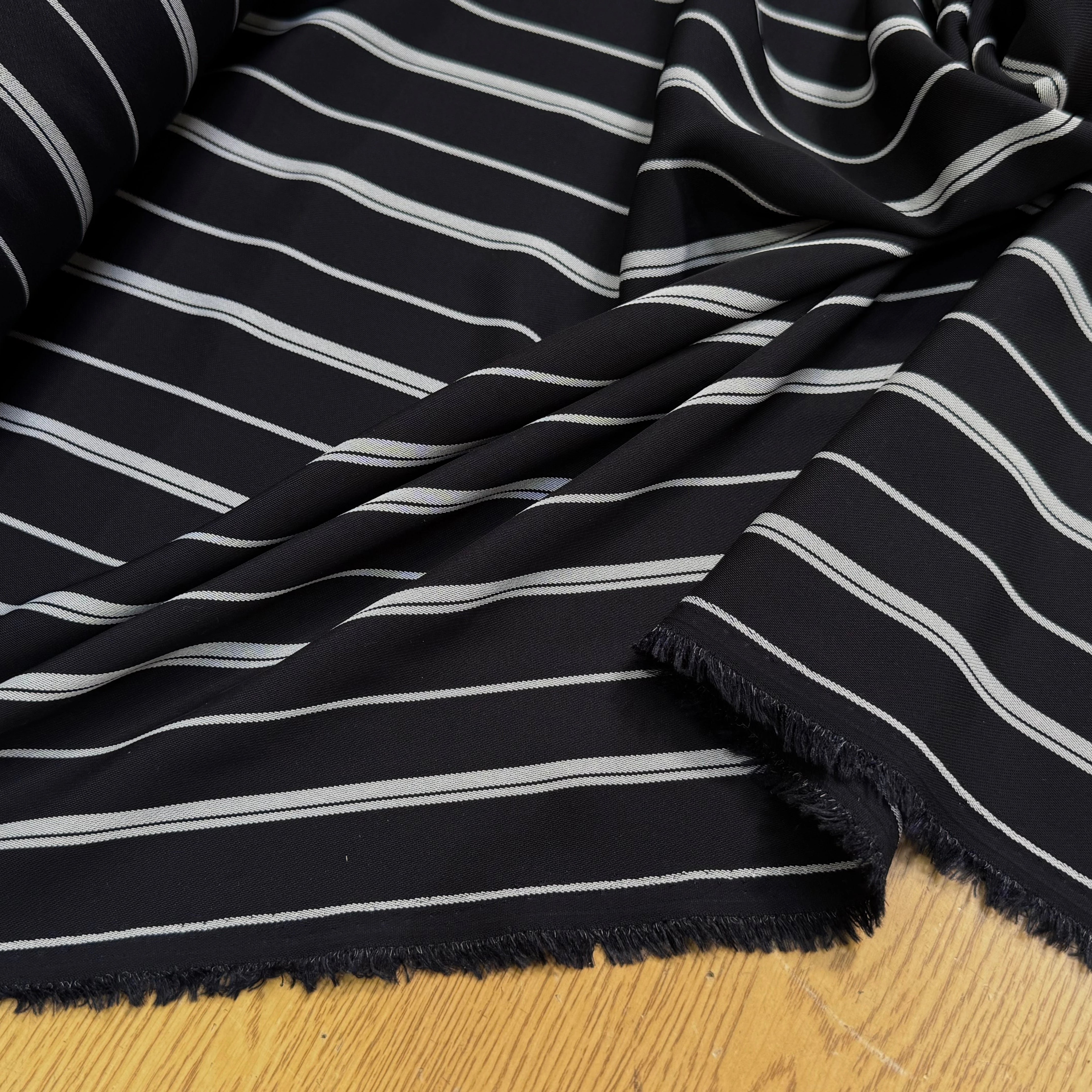 CREPE ASPECT PIQUÉ FLUIDE RAYURES BLANCHES FOND NAVY PRESQUE NOIR - My Little Coupon