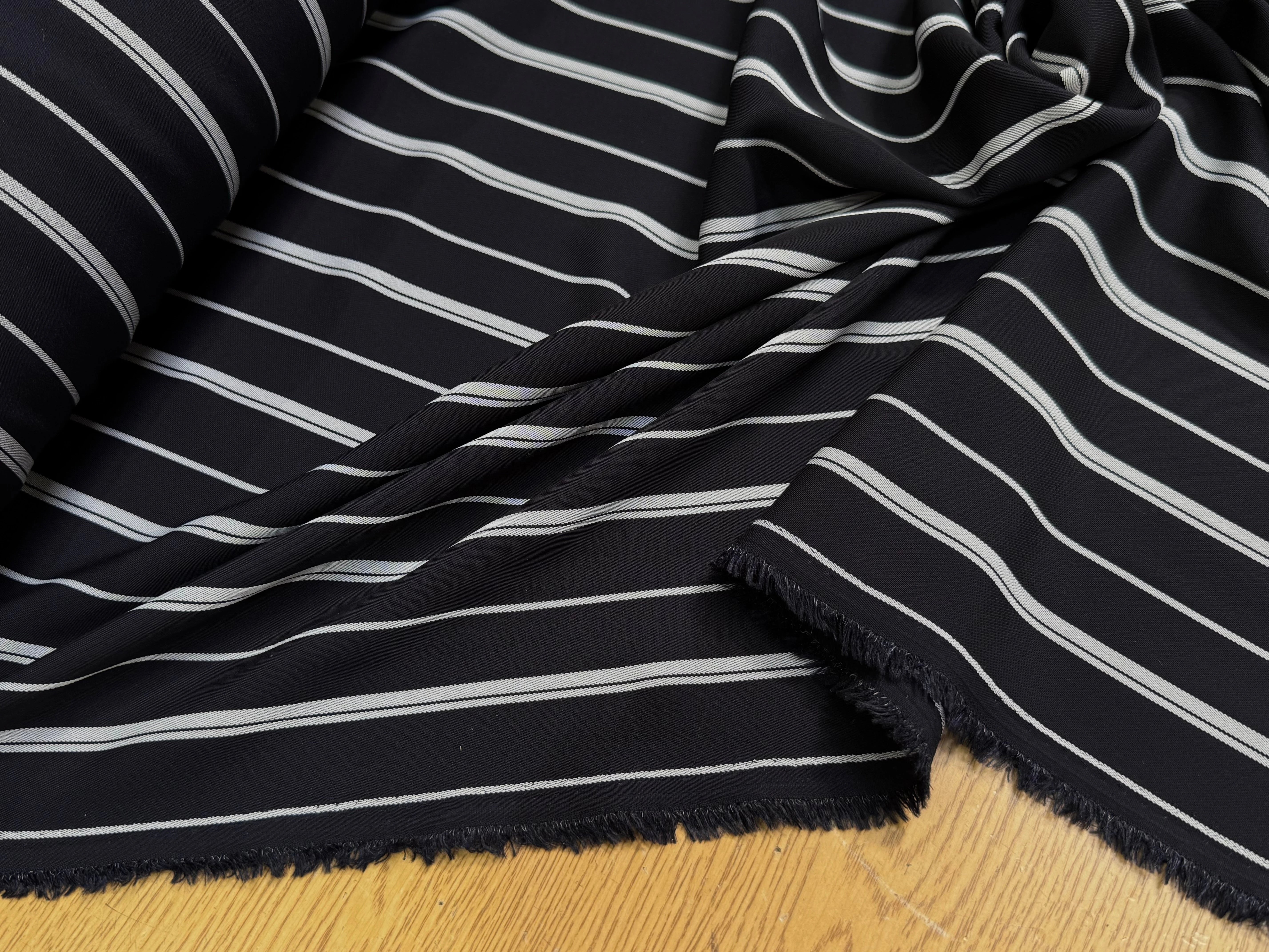 CREPE ASPECT PIQUÉ FLUIDE RAYURES BLANCHES FOND NAVY PRESQUE NOIR - My Little Coupon