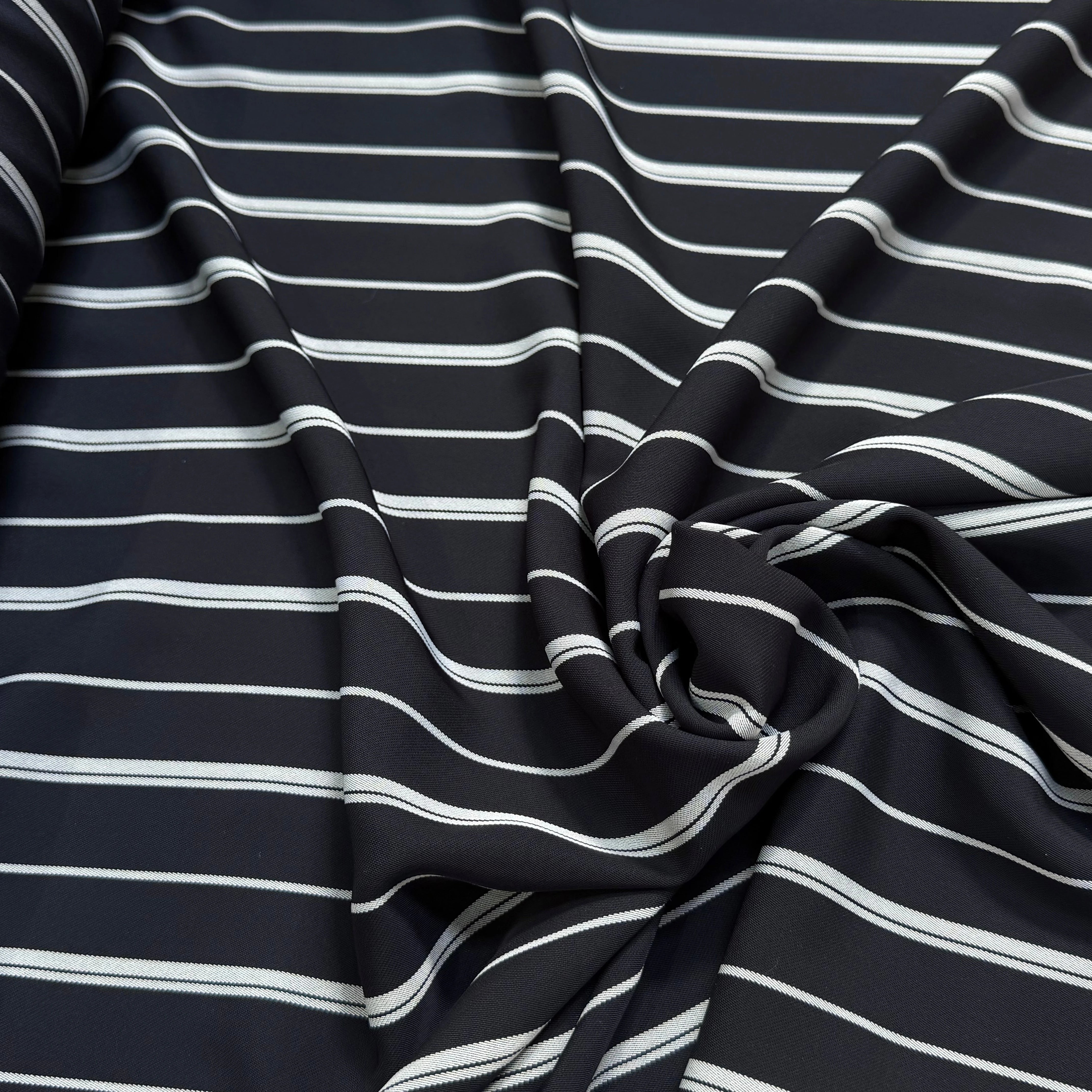 CREPE ASPECT PIQUÉ FLUIDE RAYURES BLANCHES FOND NAVY PRESQUE NOIR - My Little Coupon