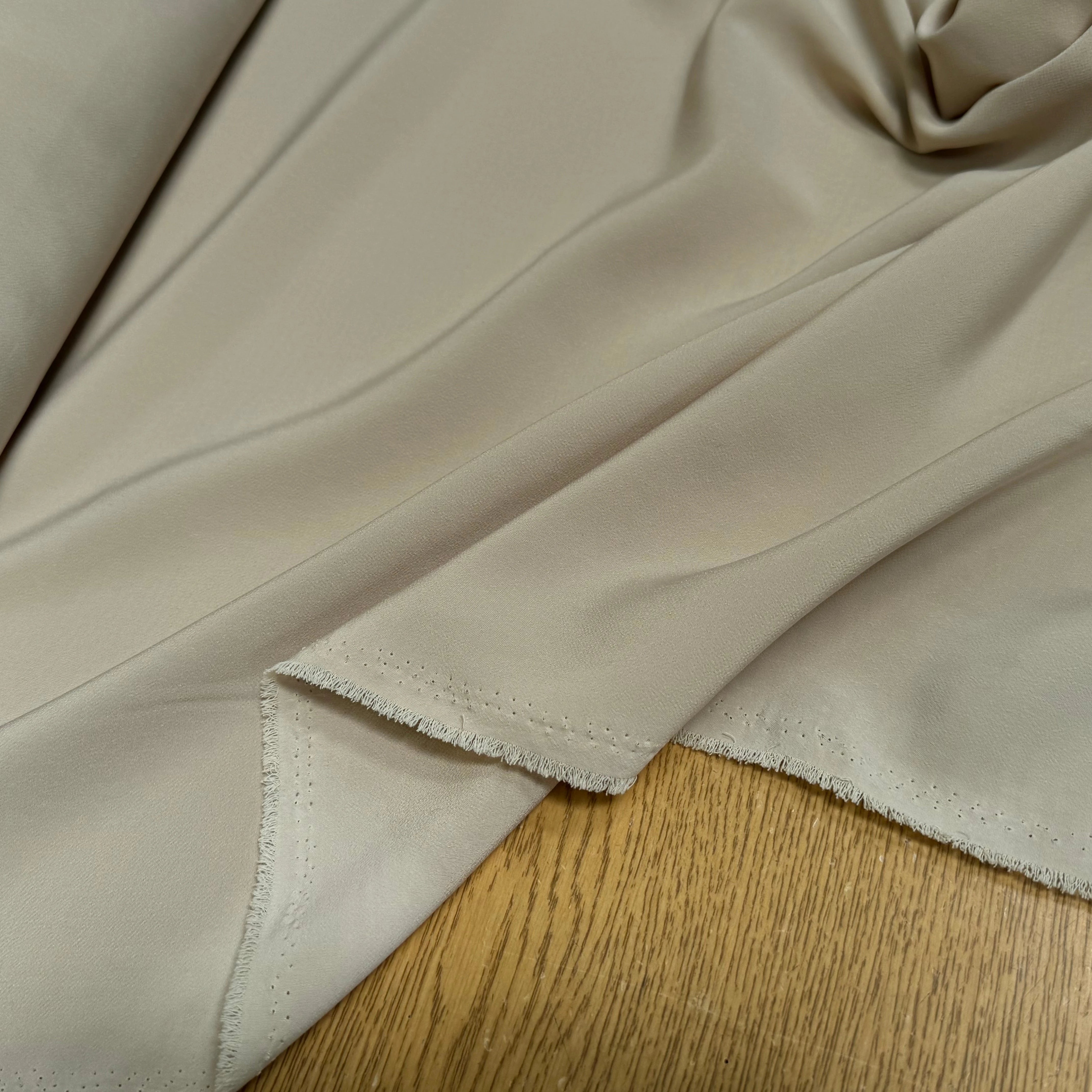 CREPE BEAU TOMBÉ BEIGE VANILLE LÉGÈREMENT SATINÉ - My Little Coupon