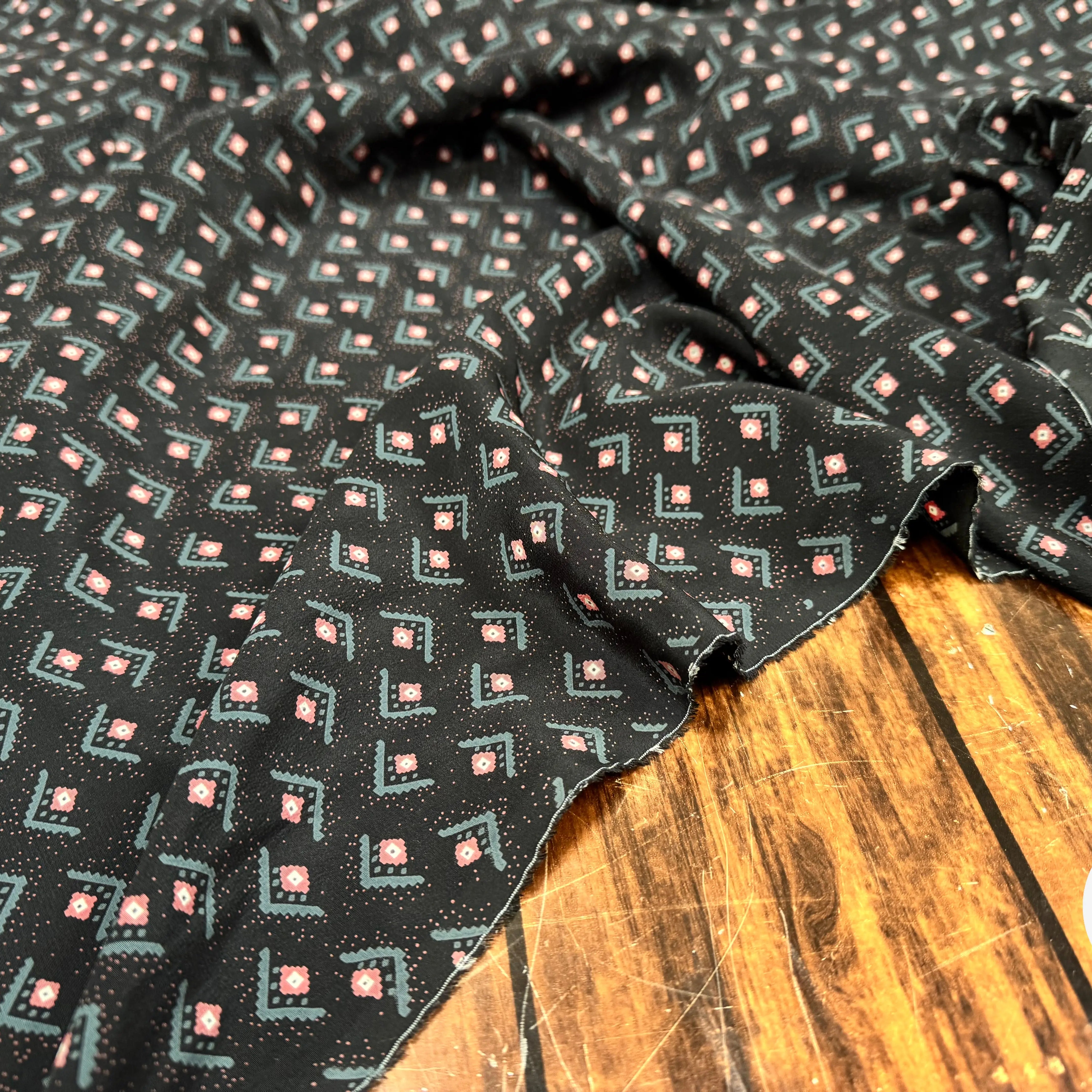 CREPE DE CHINE SOIE DELHI PRINT 16 MOMME NOIR - My Little Coupon