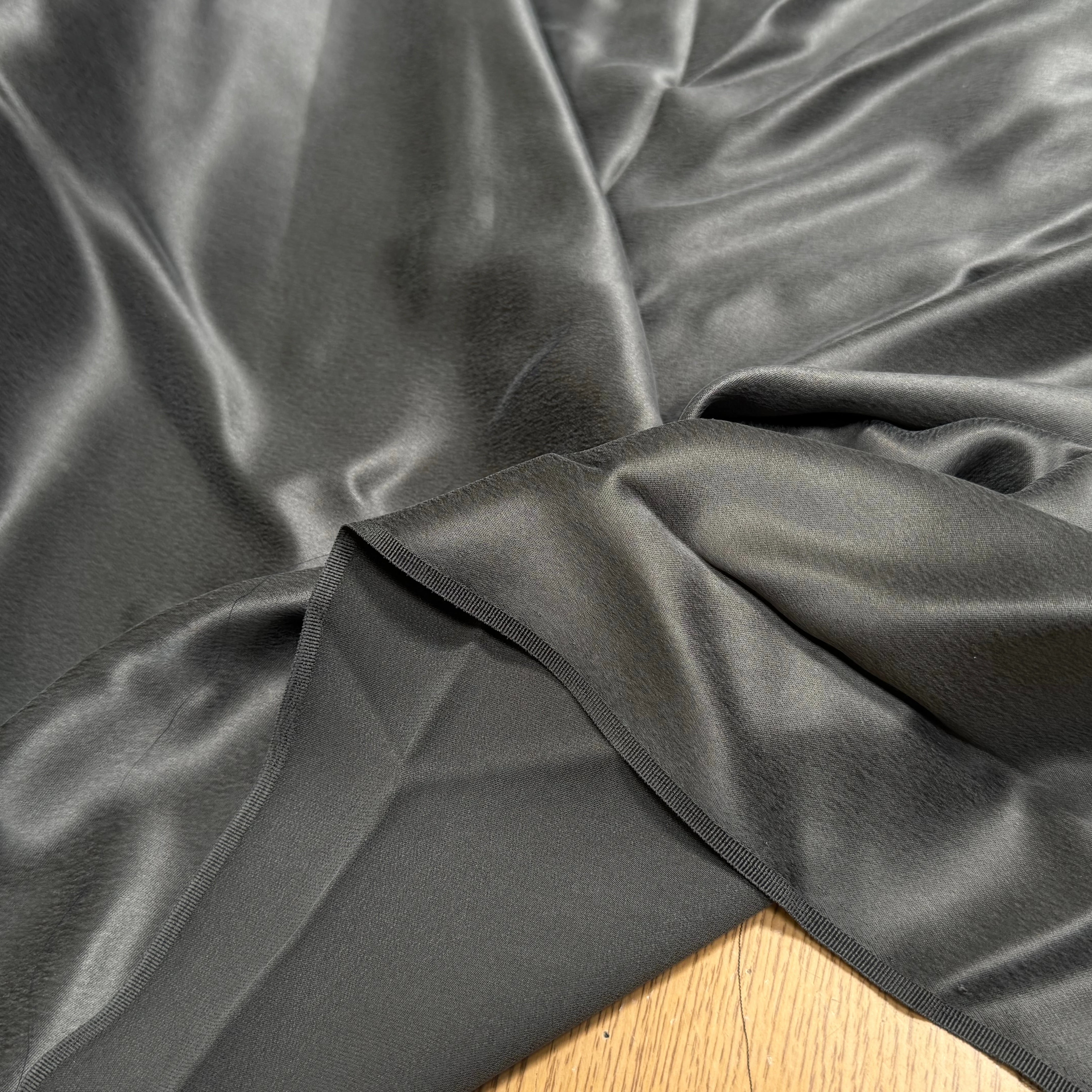 CREPE DE SOIE ENEVRS SATIN VELOUTÉ GRIS FONCÉ LÉGÈREMENT STRETCH - My Little Coupon