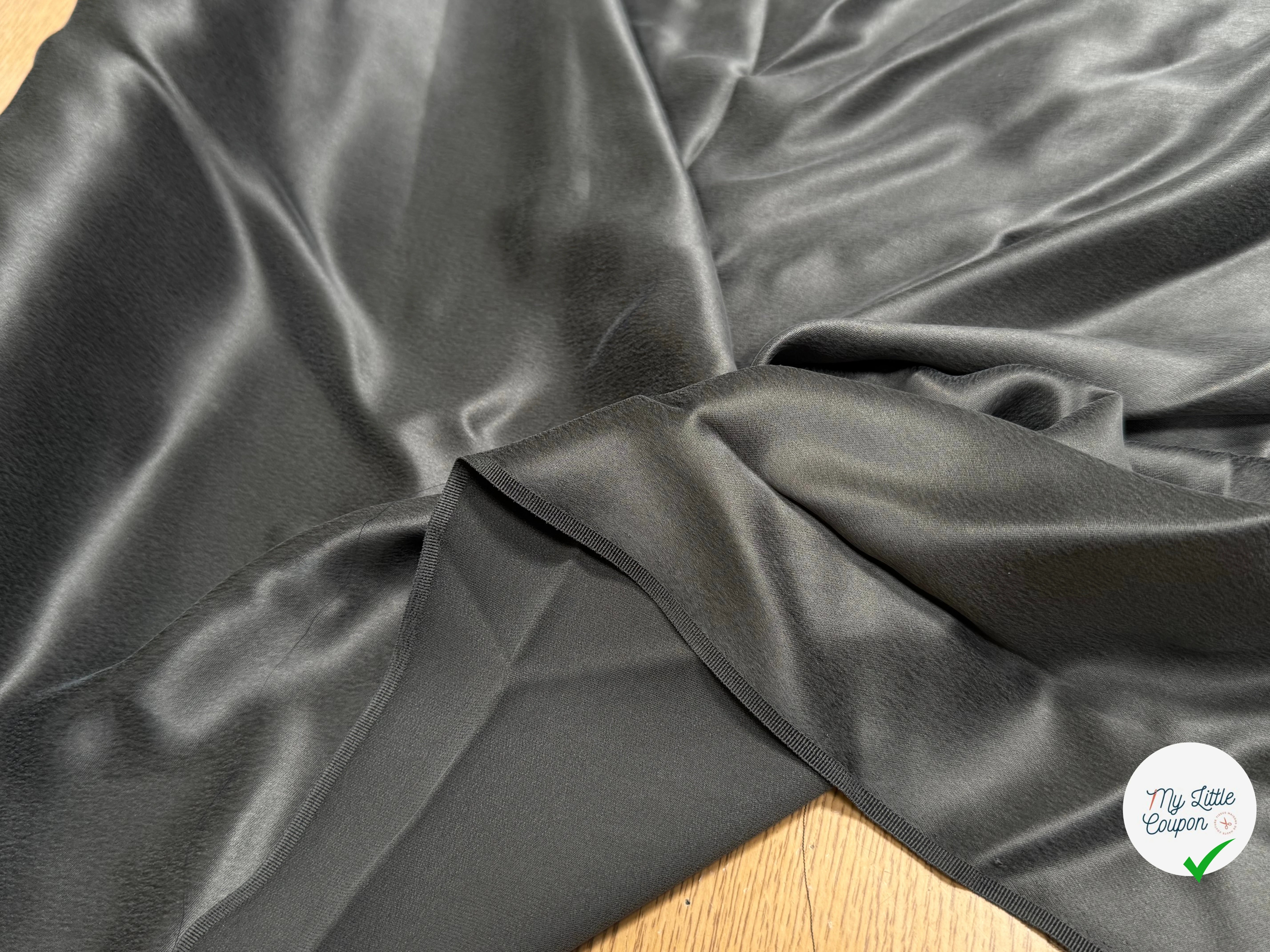 CREPE DE SOIE ENEVRS SATIN VELOUTÉ GRIS FONCÉ LÉGÈREMENT STRETCH - My Little Coupon