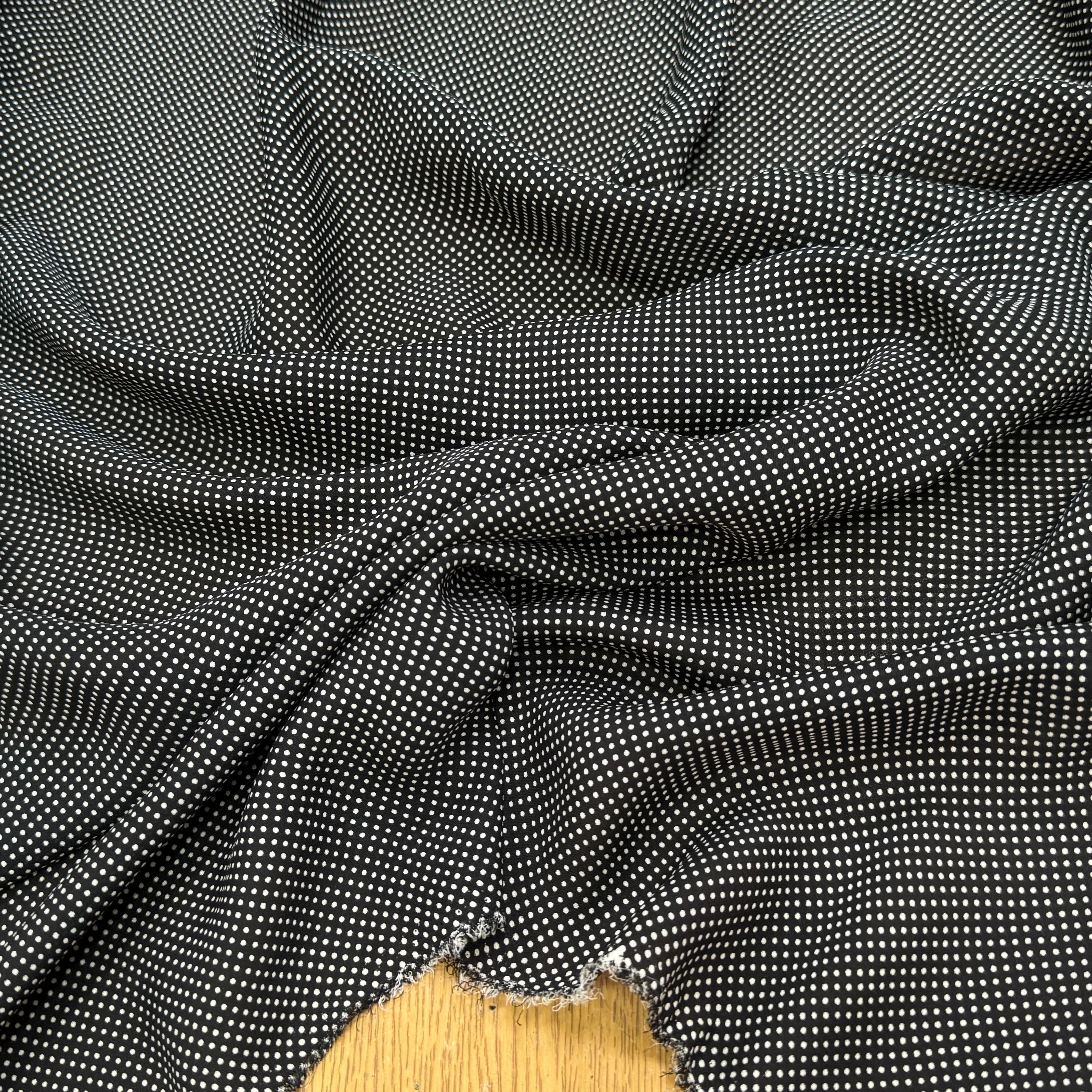 CREPE DE SOIE FOND NOIR À POIS PANNEAU DE 1 METRE - My Little Coupon