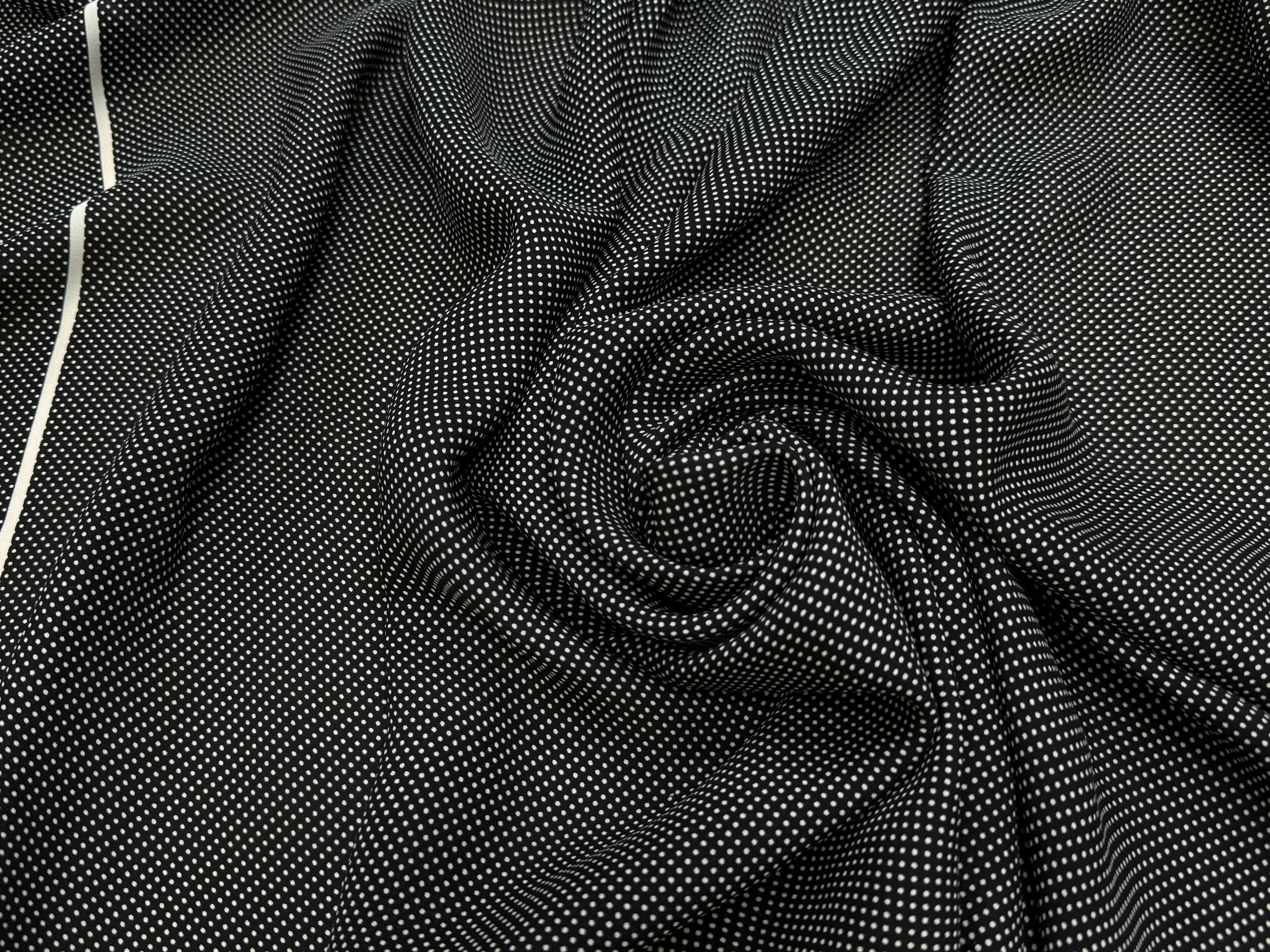 CREPE DE SOIE FOND NOIR À POIS PANNEAU DE 1 METRE - My Little Coupon