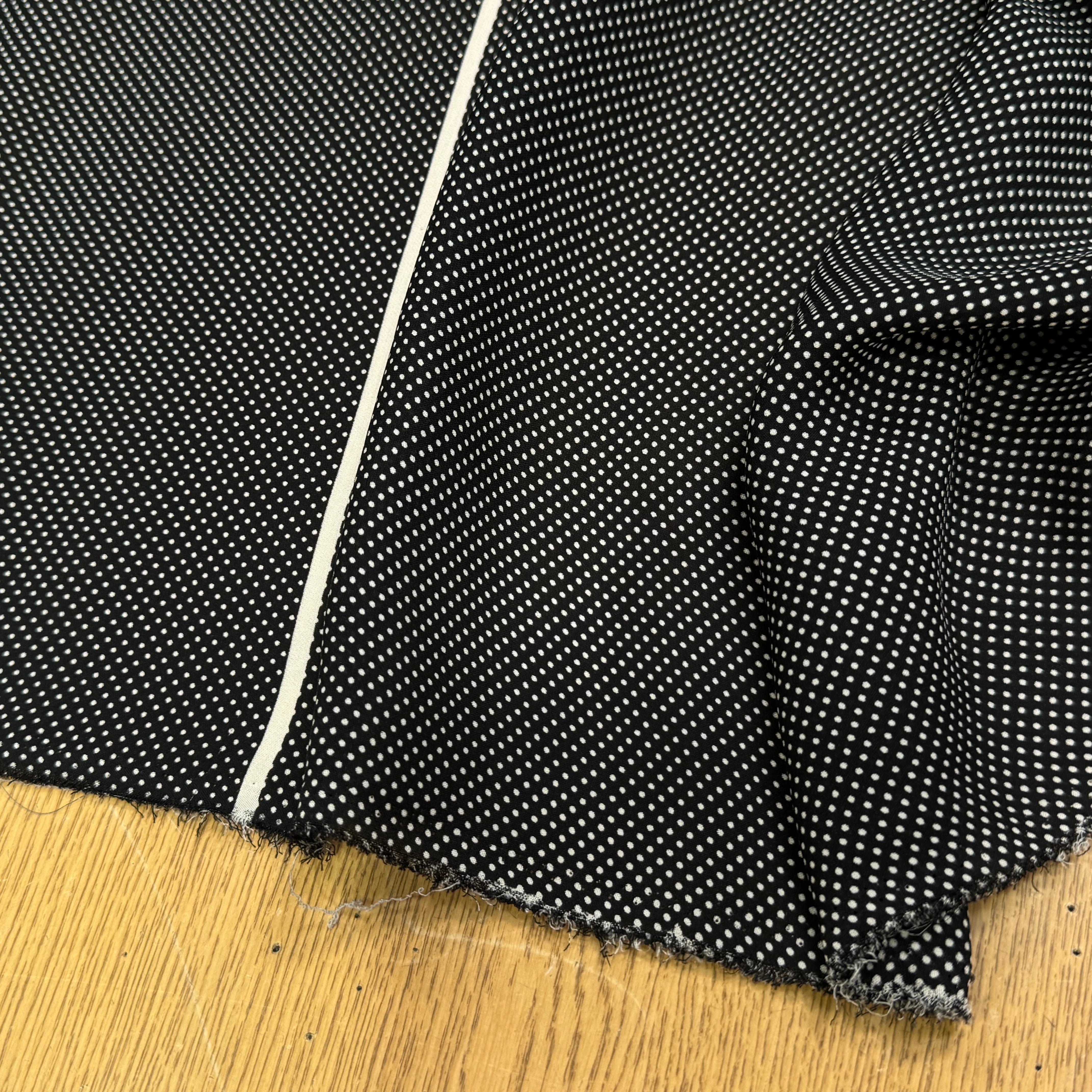 CREPE DE SOIE FOND NOIR À POIS PANNEAU DE 1 METRE - My Little Coupon