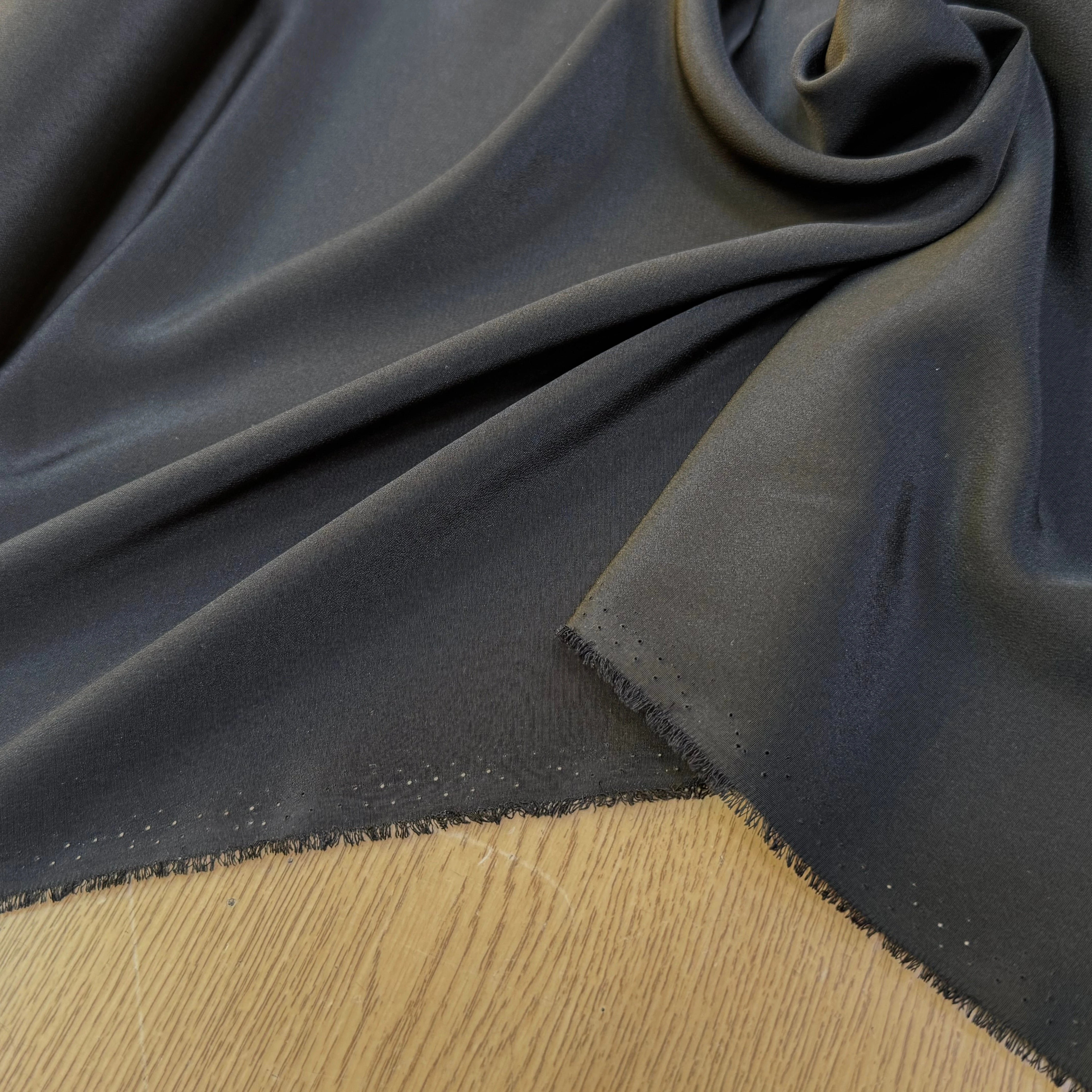 CREPE DE SOIE LÉGÈREMENT SATINÉ FLUIDE NOIR 110 - My Little Coupon