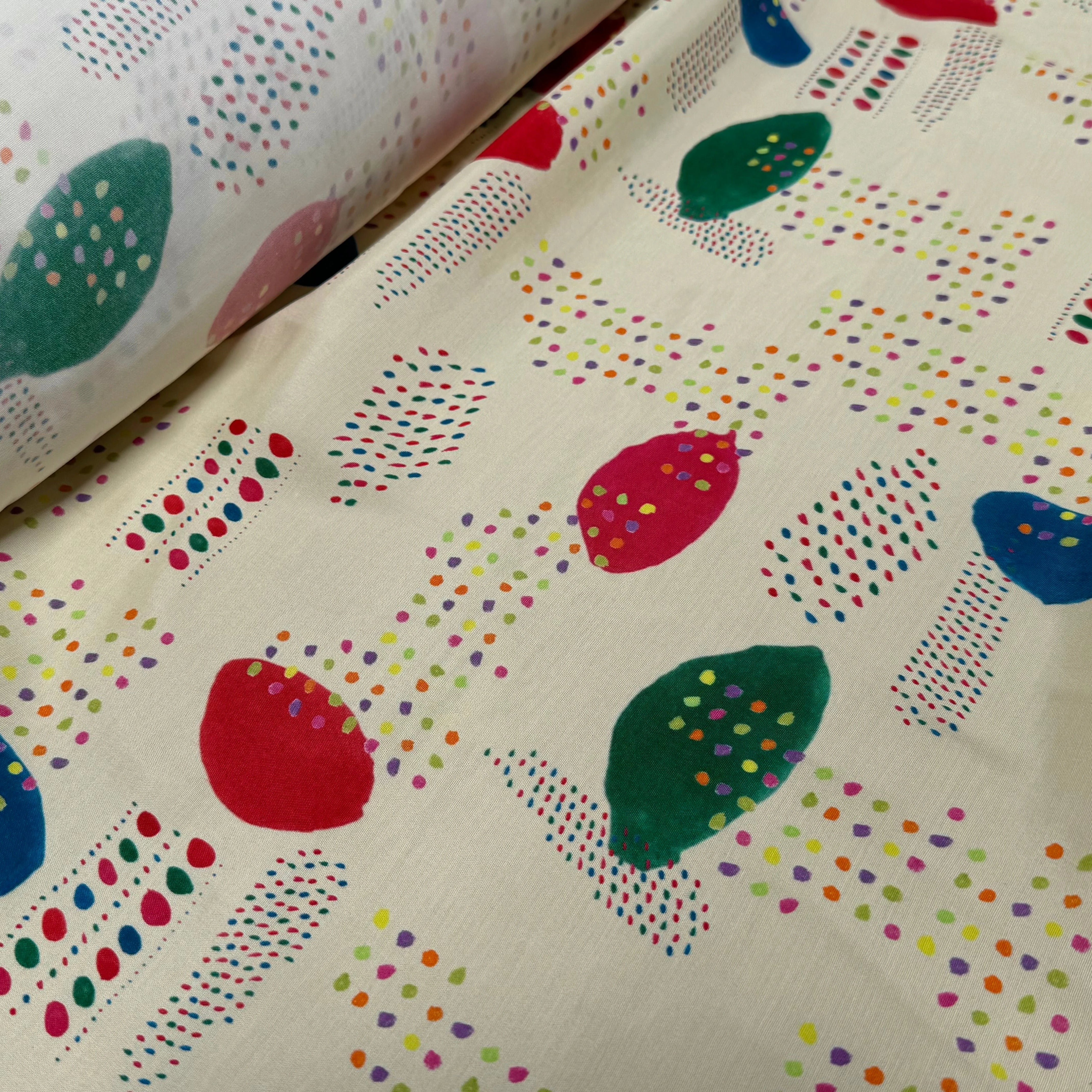 CRÊPE DE VISCOSE ÉCRU IMPRIMÉ POIS MULTICOLORES FANTASY DISPATCH - My Little Coupon