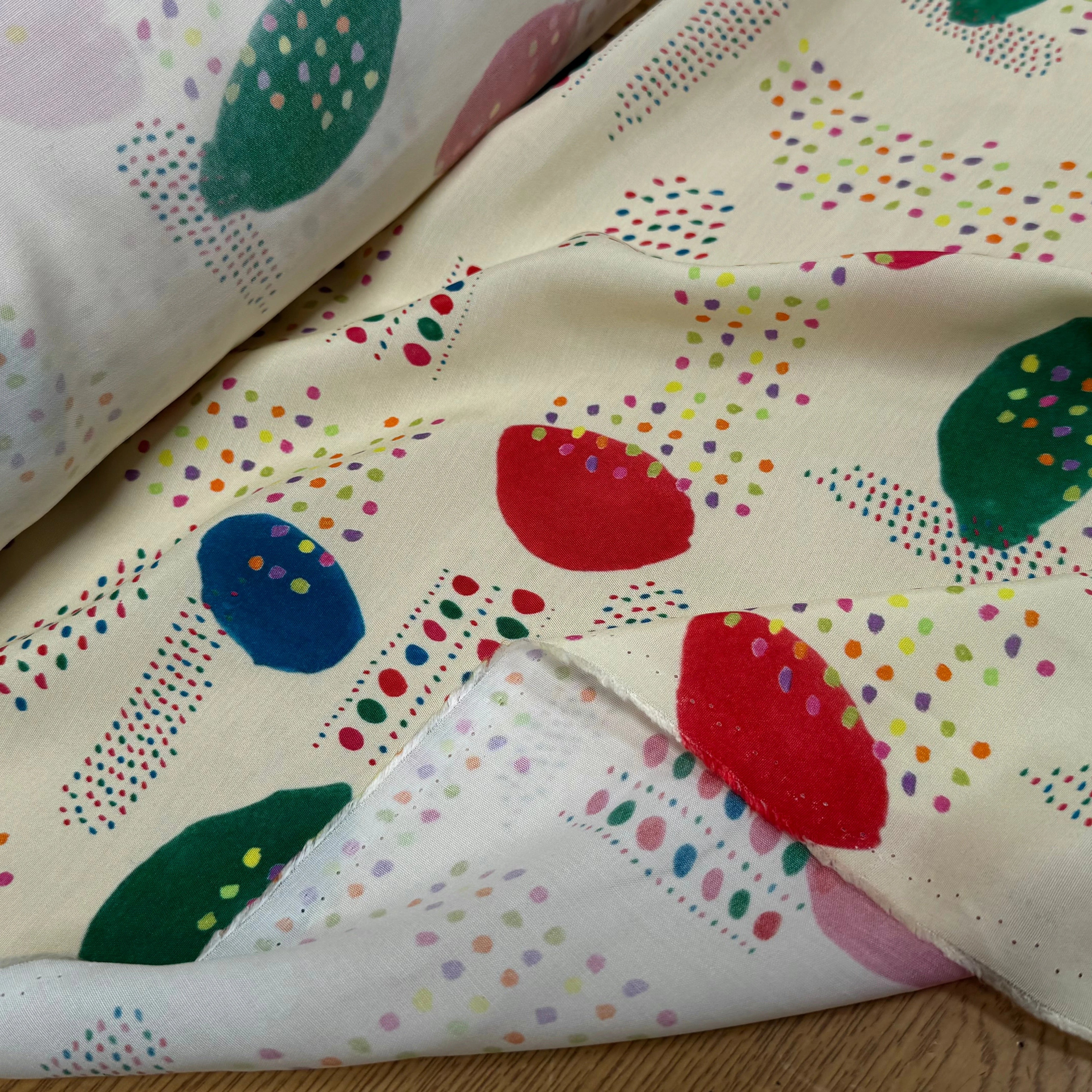 CRÊPE DE VISCOSE ÉCRU IMPRIMÉ POIS MULTICOLORES FANTASY DISPATCH - My Little Coupon