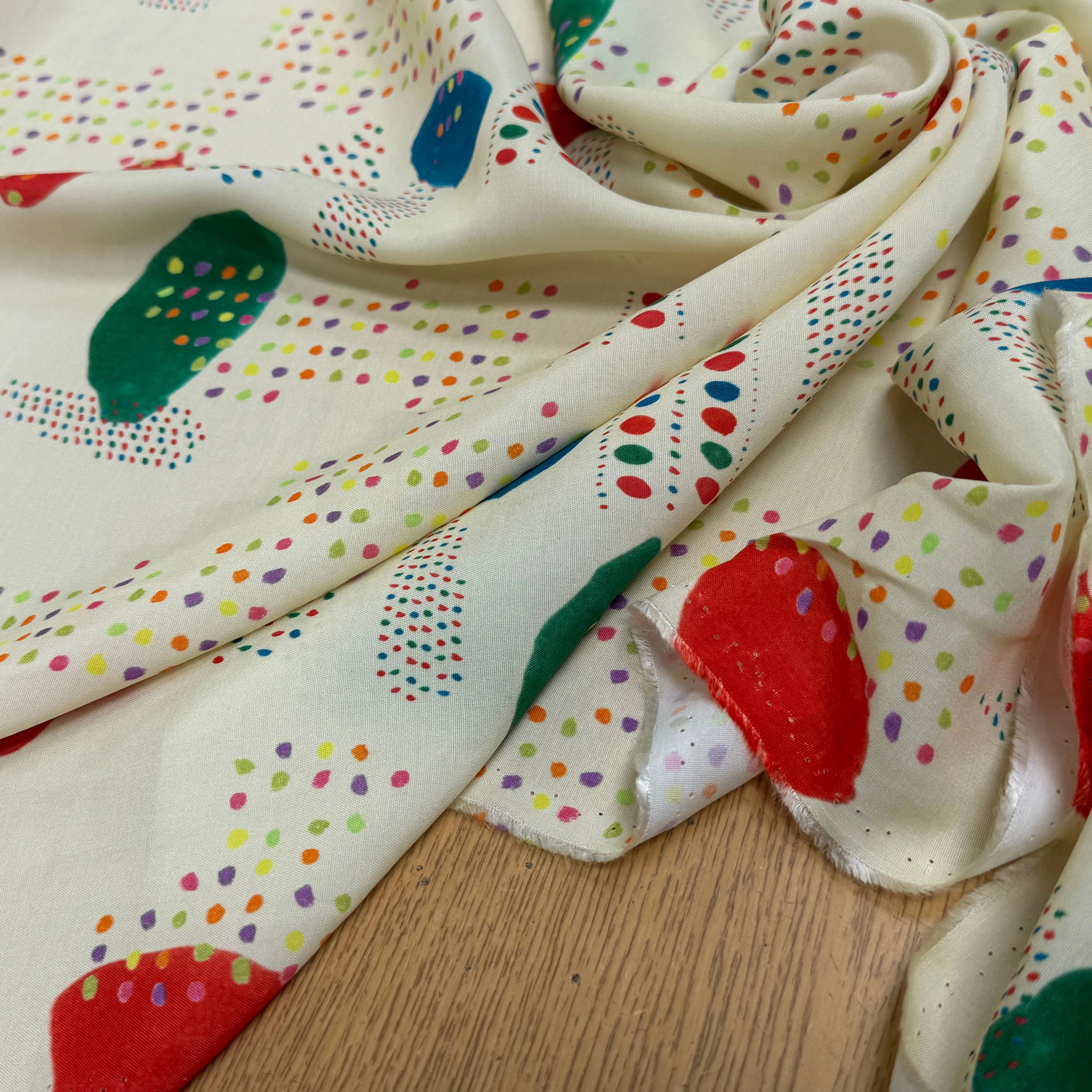 CRÊPE DE VISCOSE ÉCRU IMPRIMÉ POIS MULTICOLORES FANTASY DISPATCH - My Little Coupon
