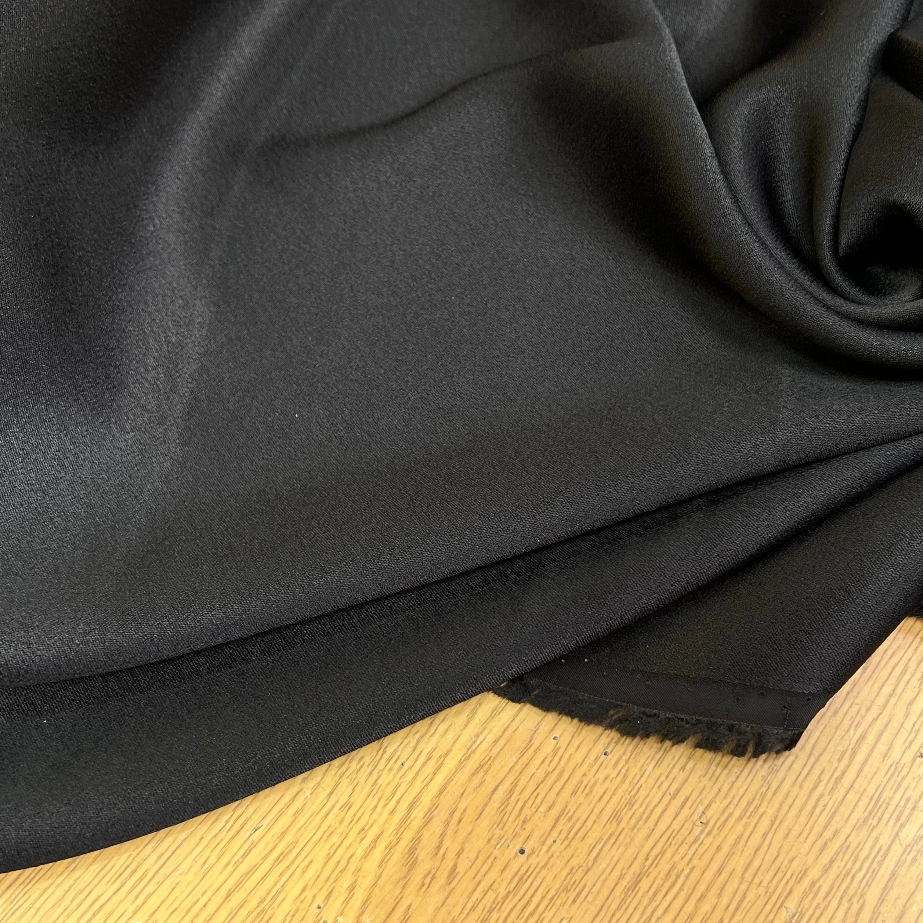 CREPE ENVERS SATIN 100% VISCOSE NOIR TOMBÉ FLUIDE - My Little Coupon