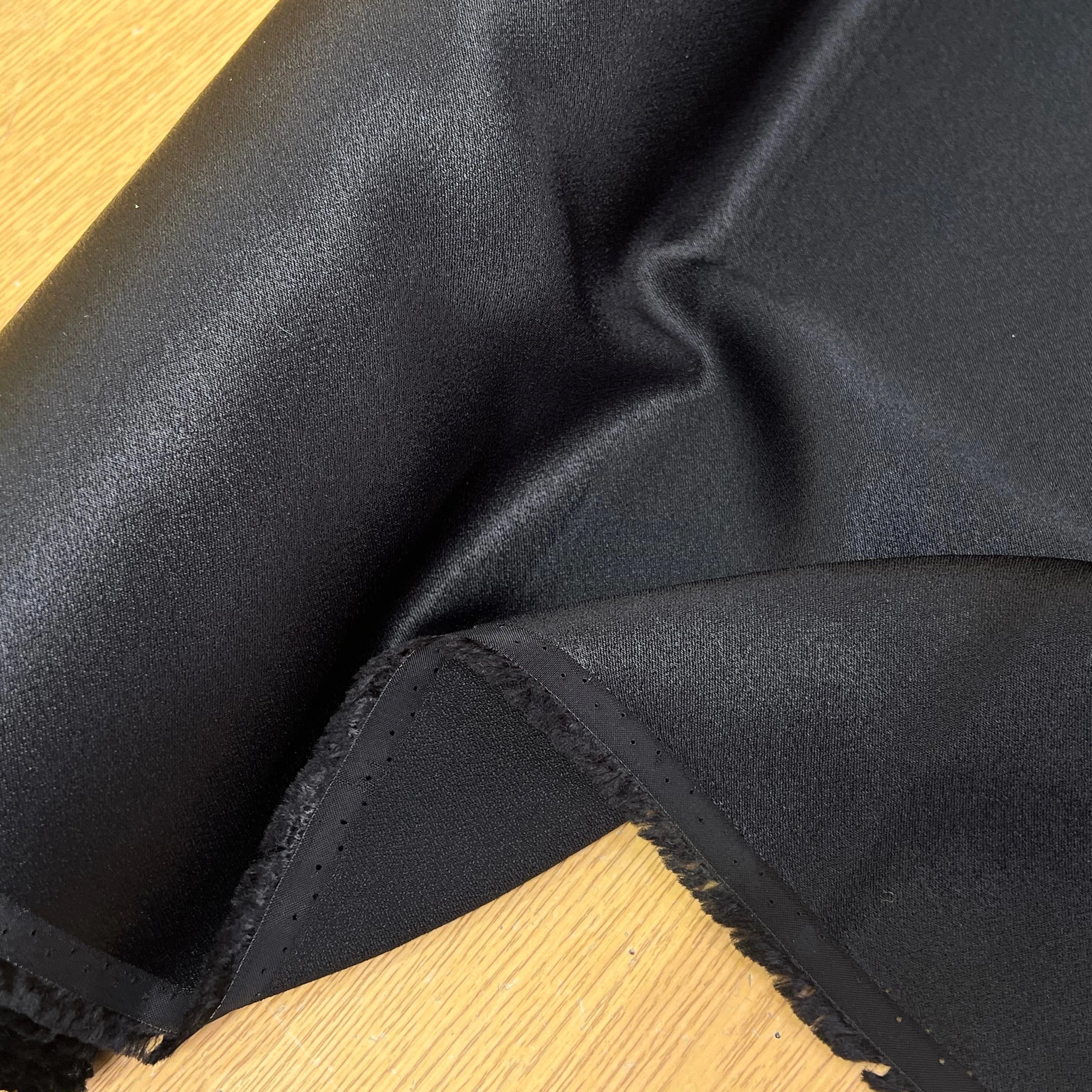 CREPE ENVERS SATIN 100% VISCOSE NOIR TOMBÉ FLUIDE - My Little Coupon