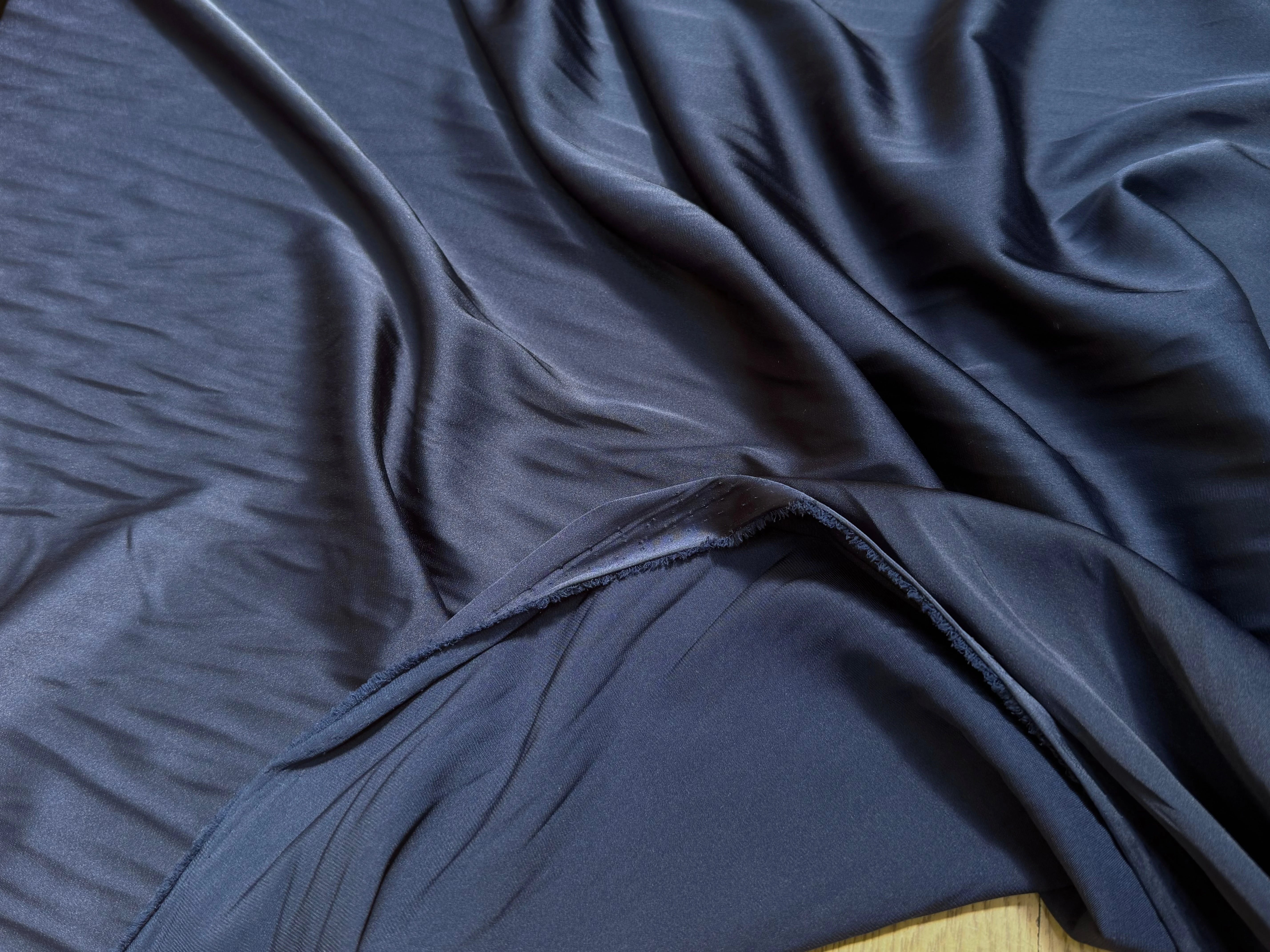 CREPE ENVERS SATIN BLEU MARINE FLUIDE - My Little Coupon