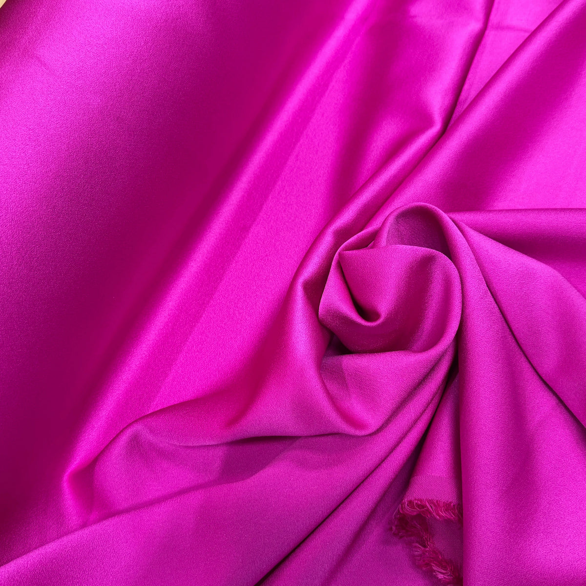 CREPE ENVERS SATIN LOURD ACETATE VISCOSE ROSE FUSHIA ULTRA BEAU - My Little Coupon
