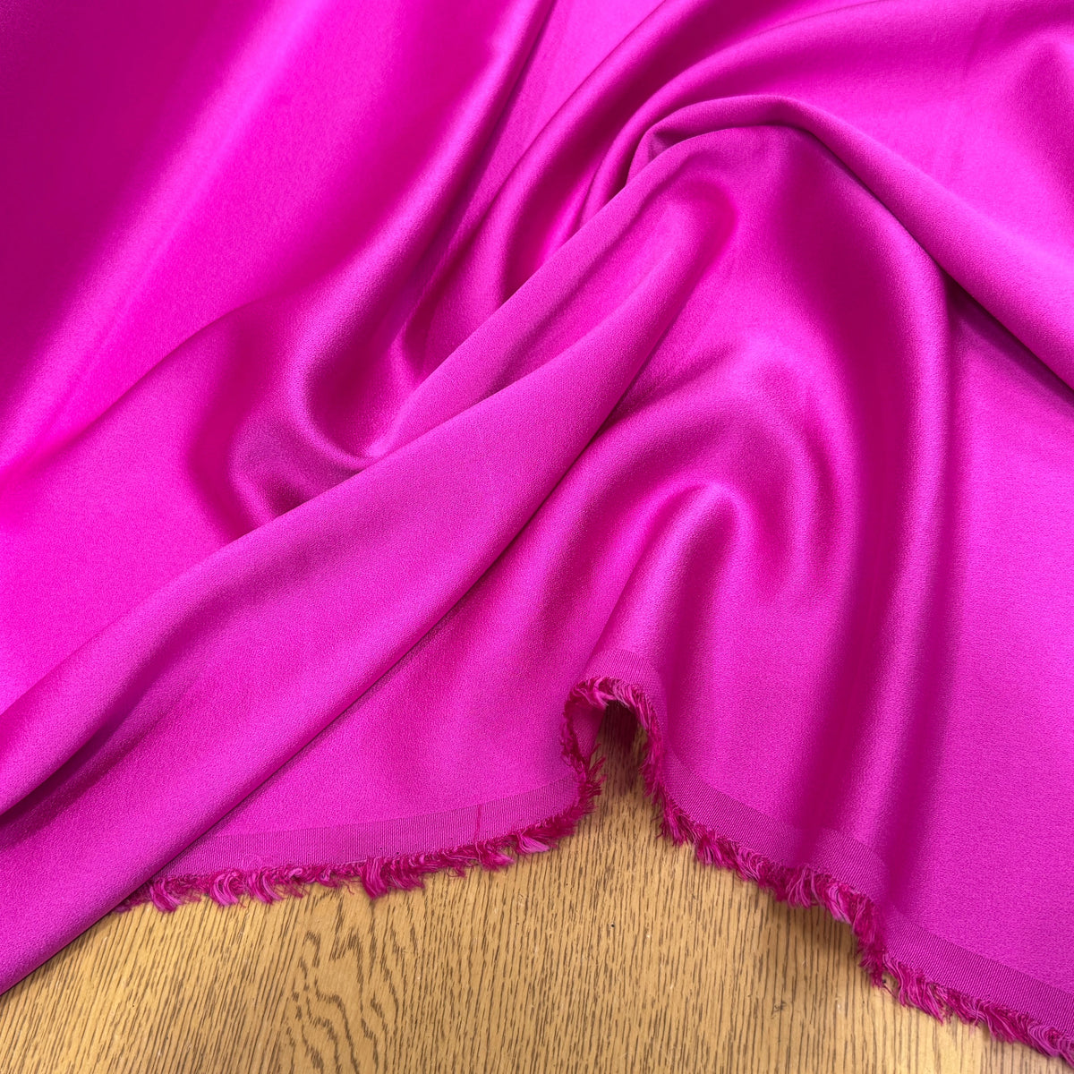 CREPE ENVERS SATIN LOURD ACETATE VISCOSE ROSE FUSHIA ULTRA BEAU - My Little Coupon