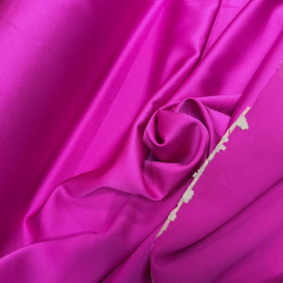 CREPE ENVERS SATIN LOURD ACETATE VISCOSE ROSE FUSHIA ULTRA BEAU - My Little Coupon