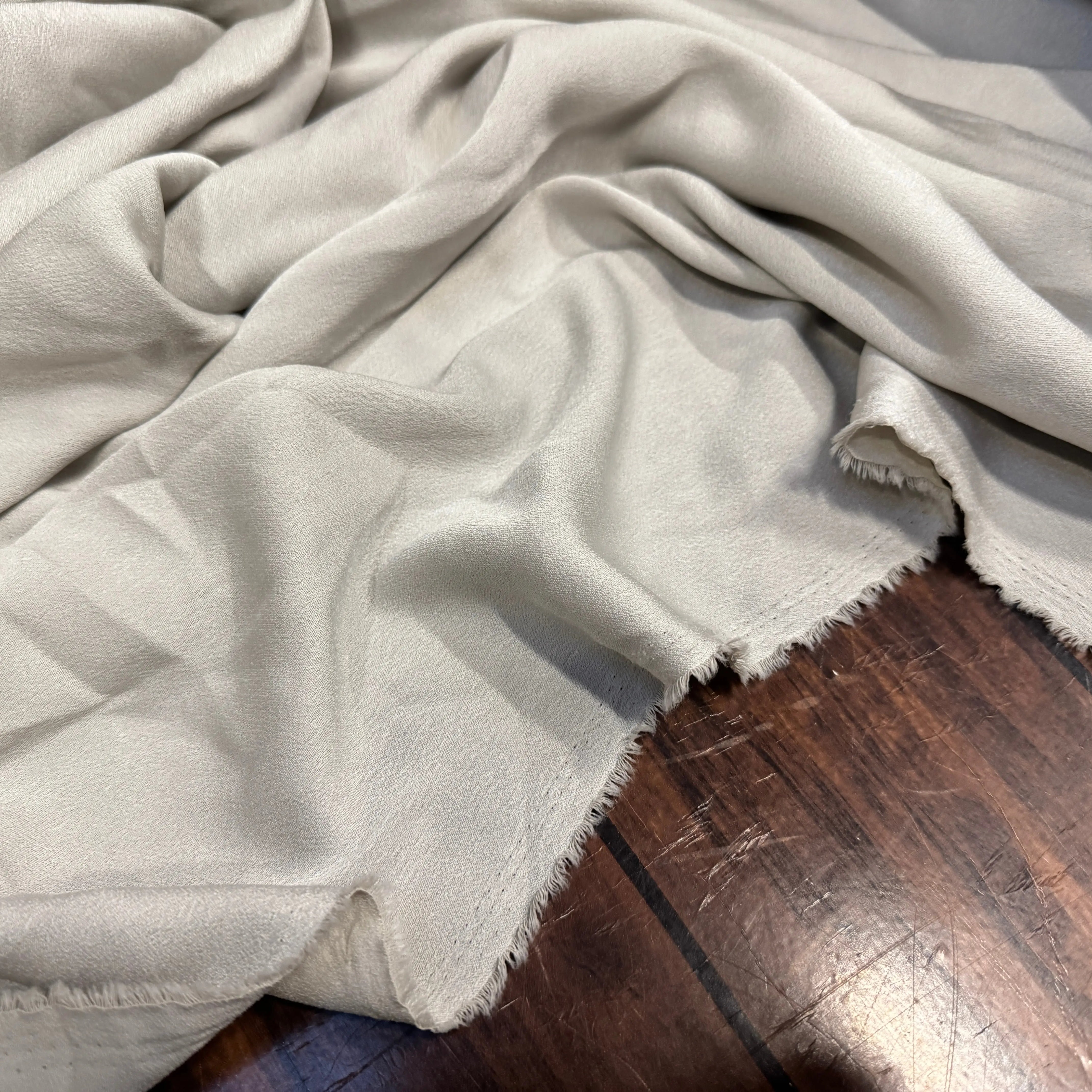 CRÊPE ENVERS SATIN LOURD ET FLUIDE COULEUR MARBRE - My Little Coupon