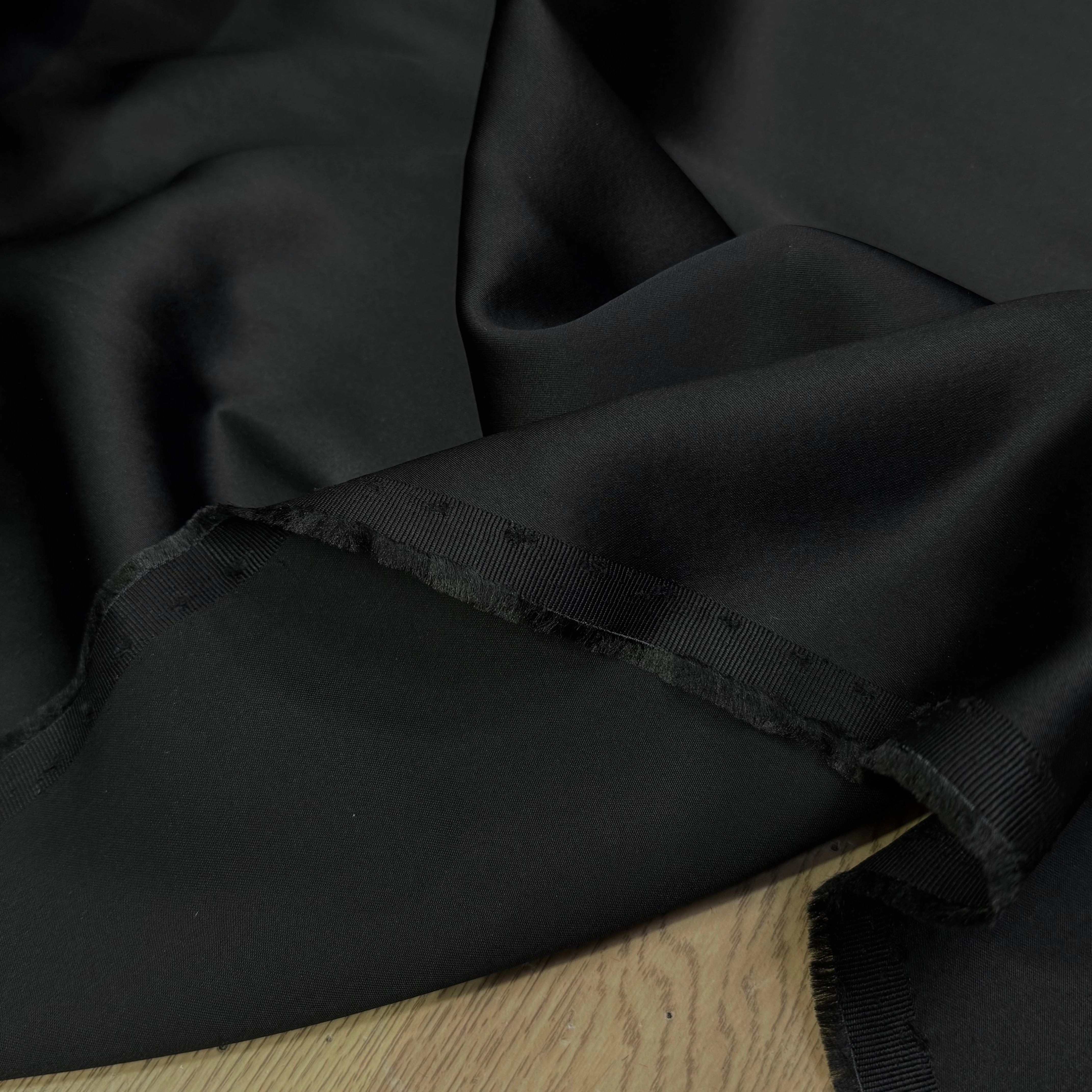 CREPE ENVERS SATIN LOURD FROIDE ACETATE VISCOSE NOIR STRETCH - My Little Coupon