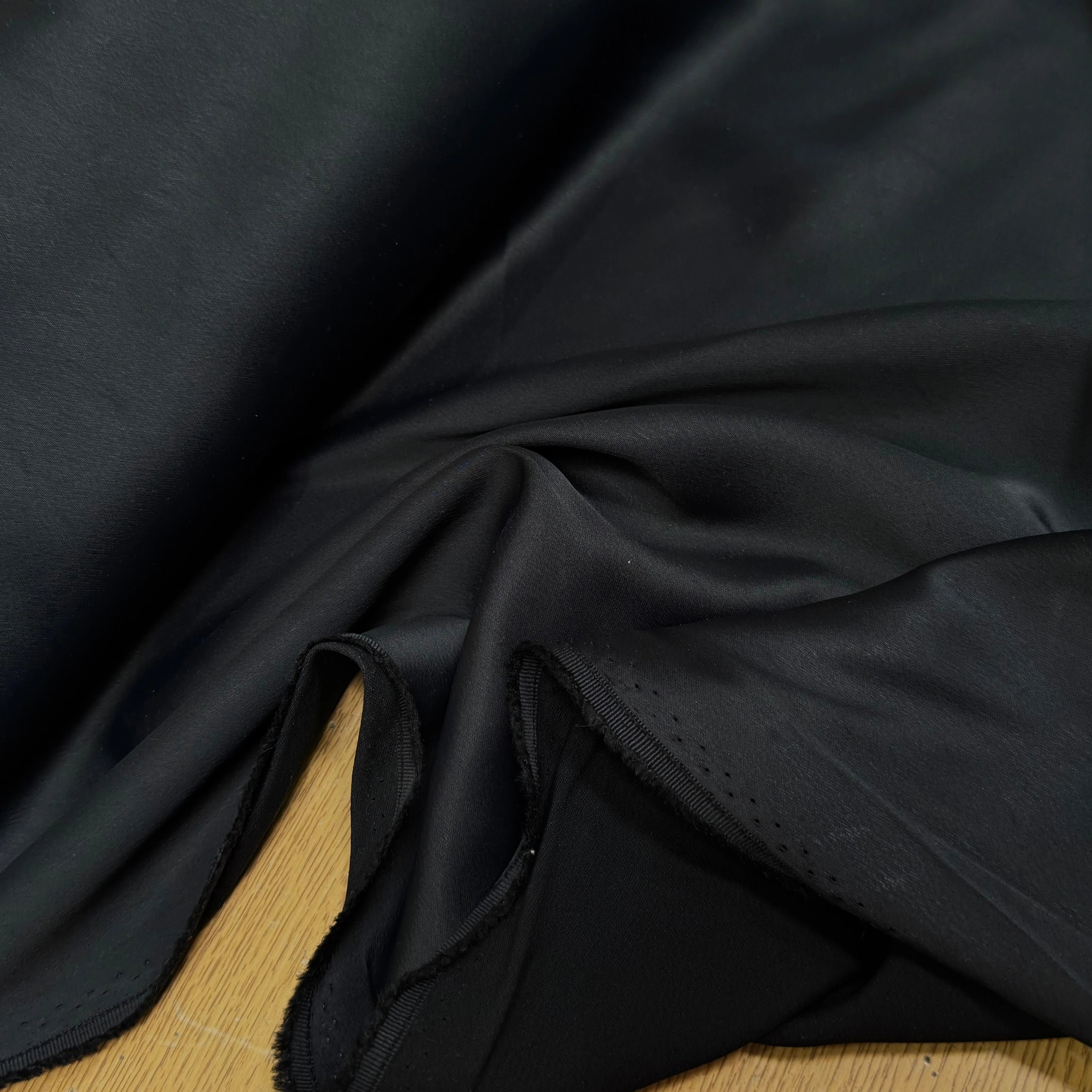 CREPE ENVERS SATIN TENUE LOURDE 68% ACETATE LÉGÈREMENT STRETCH NUIT - My Little Coupon
