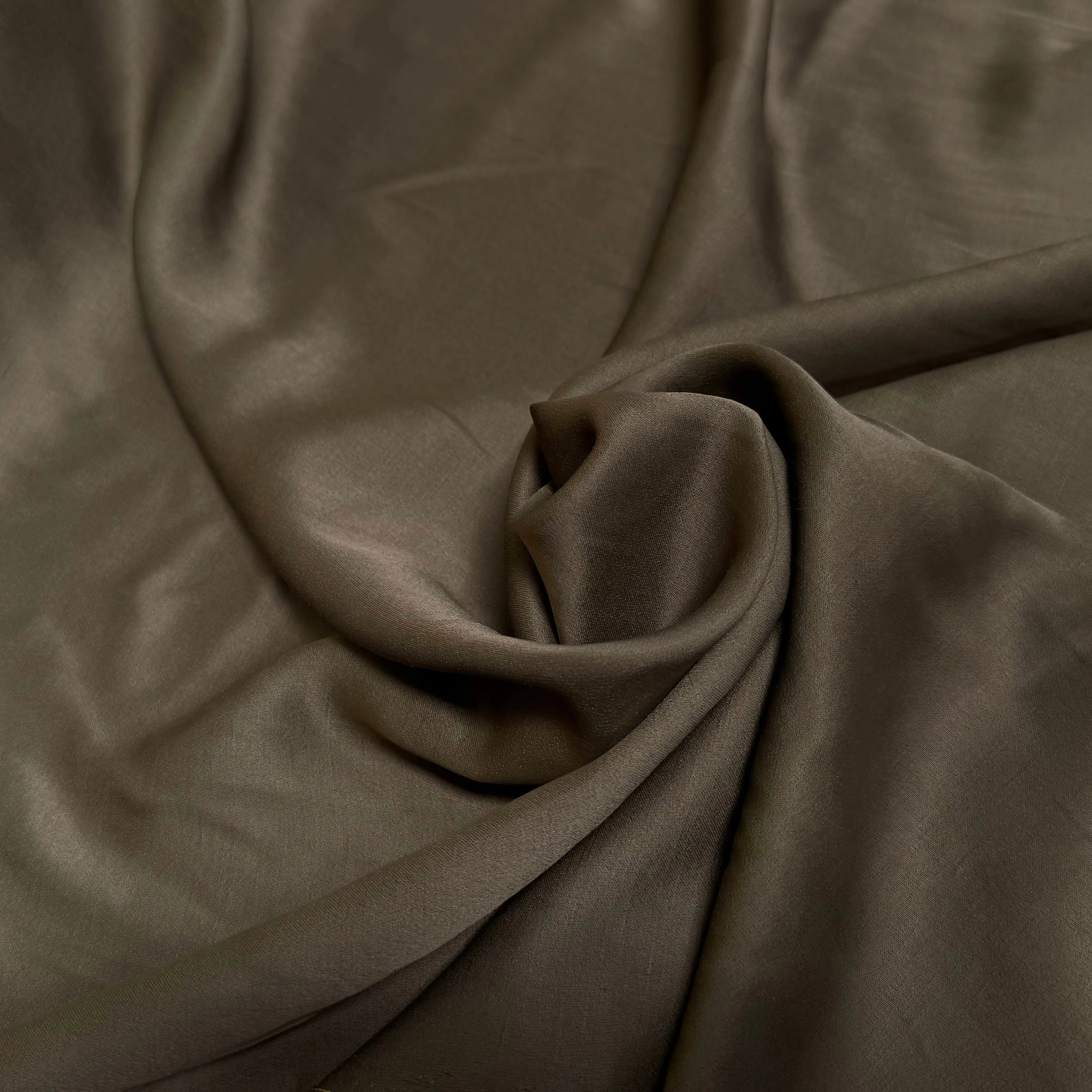 CREPE ENVERS SATIN TEXTURÉ SHANTUNG 100% VISCOSE MARRON CHOCO BEAU TOMBÉ - My Little Coupon
