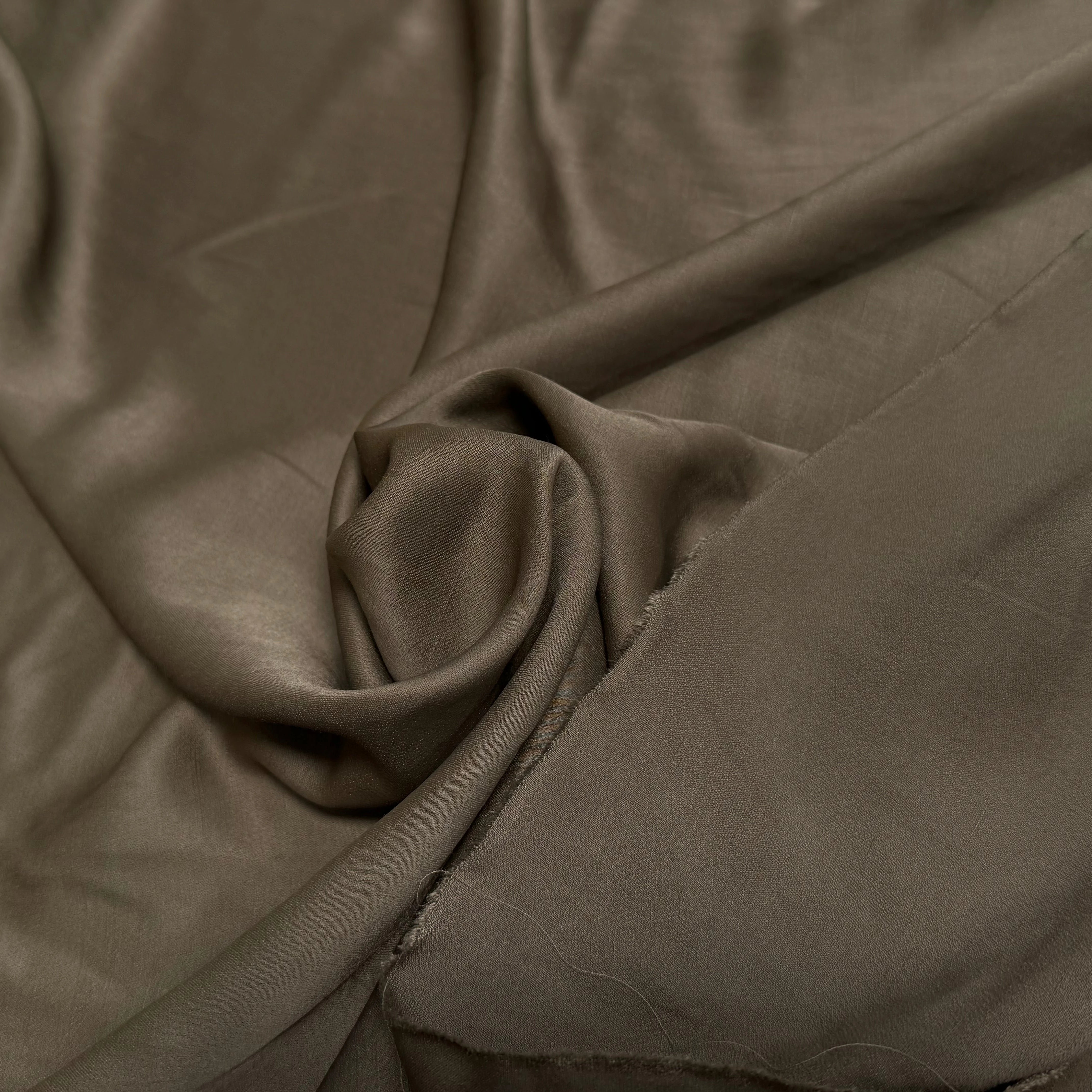 CREPE ENVERS SATIN TEXTURÉ SHANTUNG 100% VISCOSE MARRON CHOCO BEAU TOMBÉ - My Little Coupon