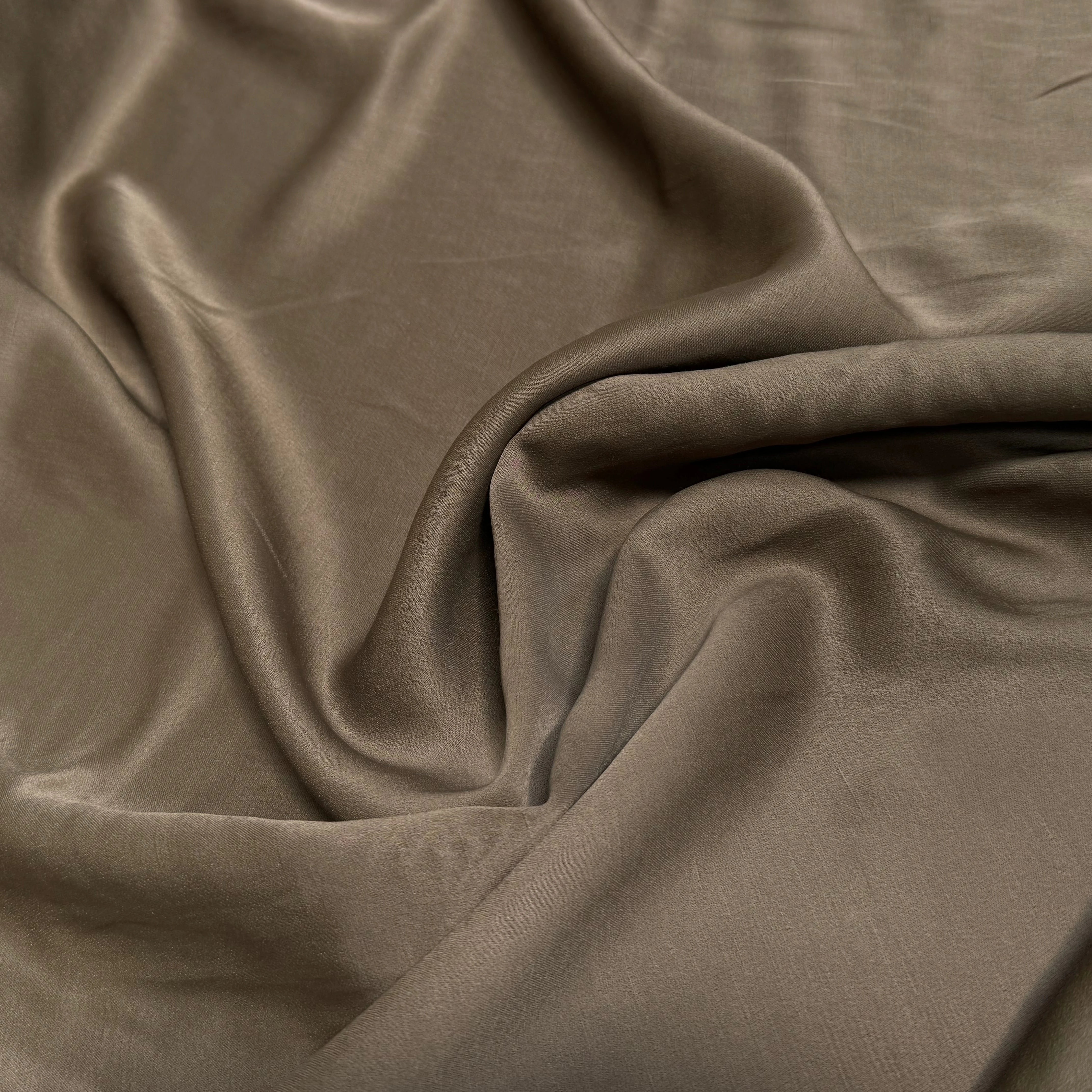 CREPE ENVERS SATIN TEXTURÉ SHANTUNG 100% VISCOSE MARRON CHOCO BEAU TOMBÉ - My Little Coupon