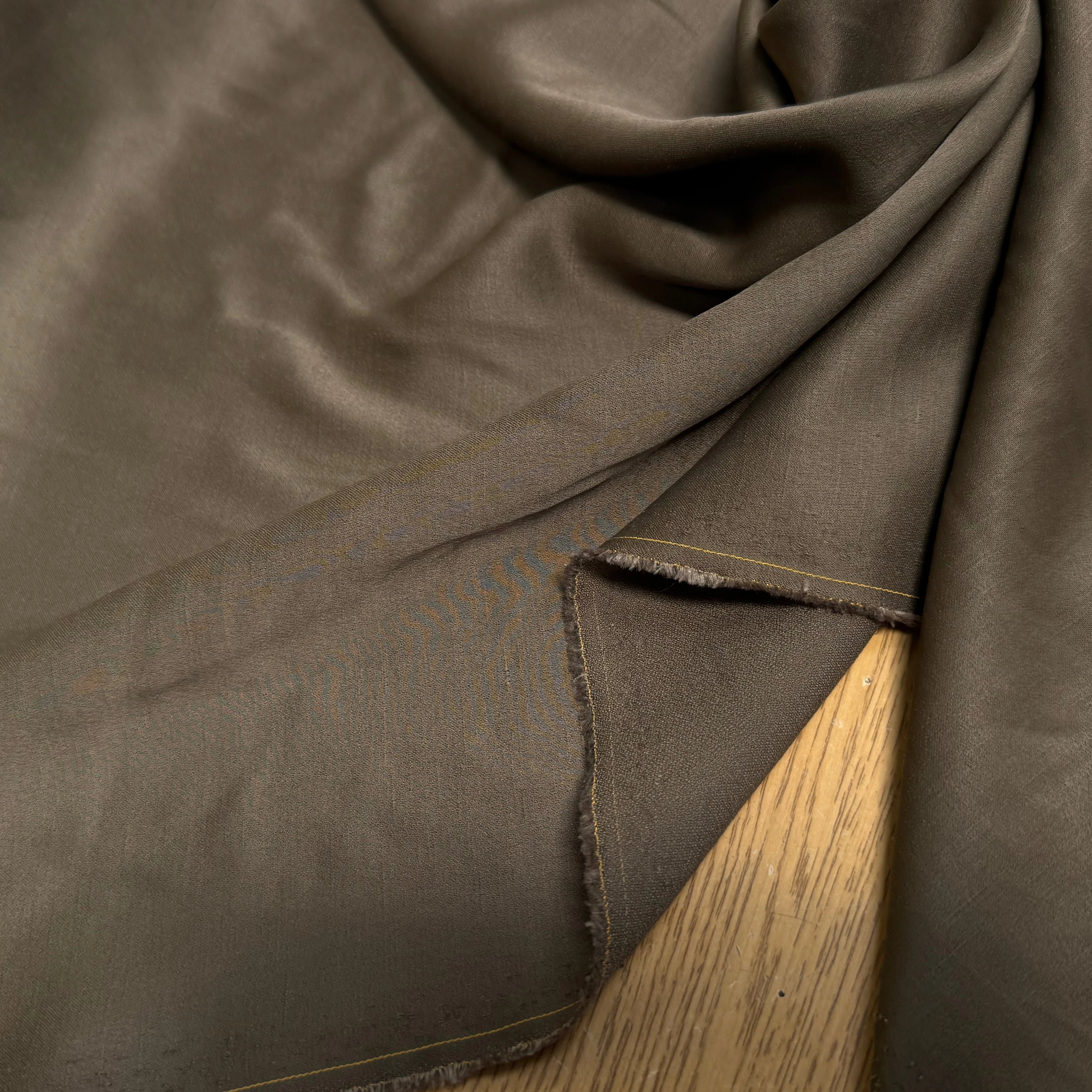 CREPE ENVERS SATIN TEXTURÉ SHANTUNG 100% VISCOSE MARRON CHOCO BEAU TOMBÉ - My Little Coupon