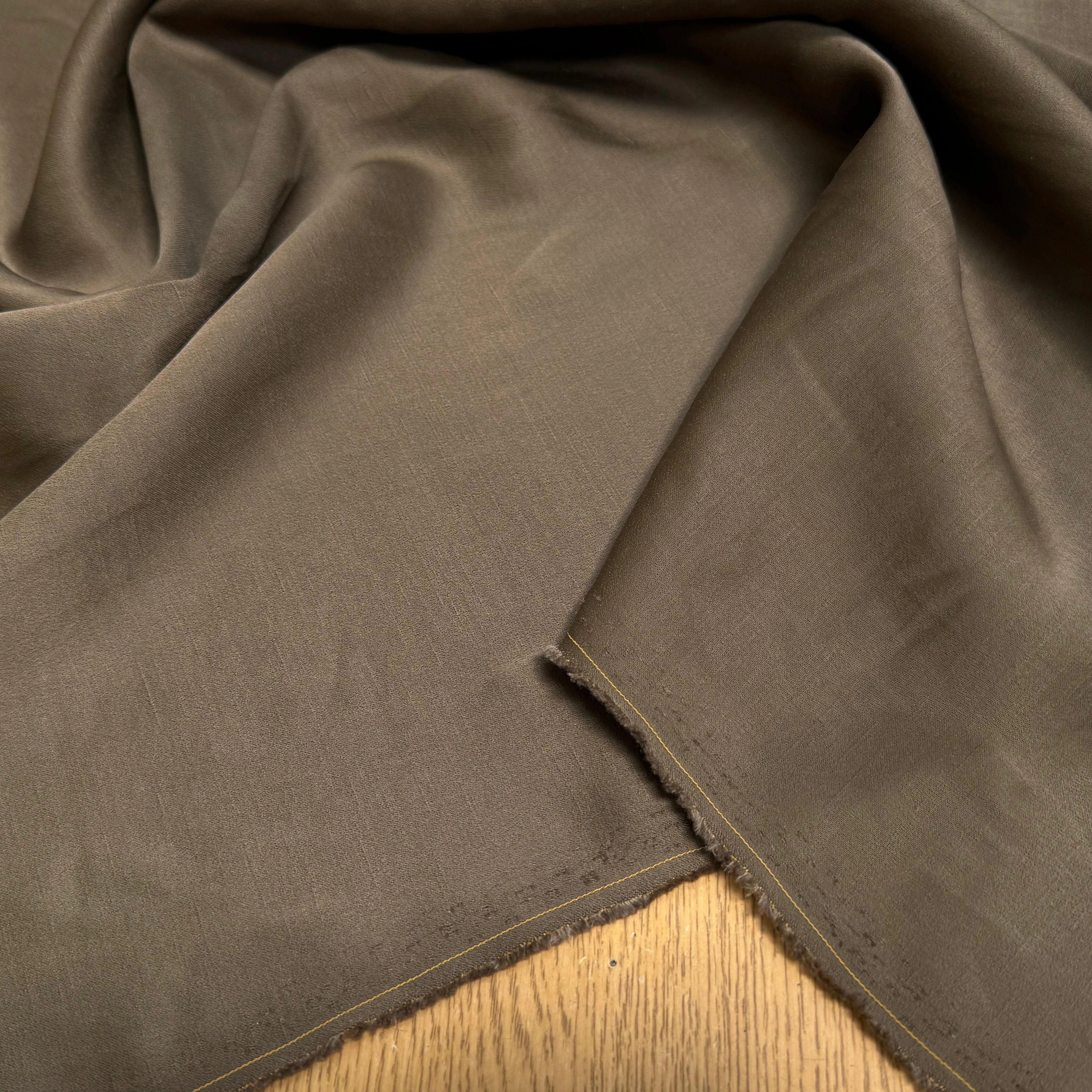 CREPE ENVERS SATIN TEXTURÉ SHANTUNG 100% VISCOSE MARRON CHOCO BEAU TOMBÉ - My Little Coupon