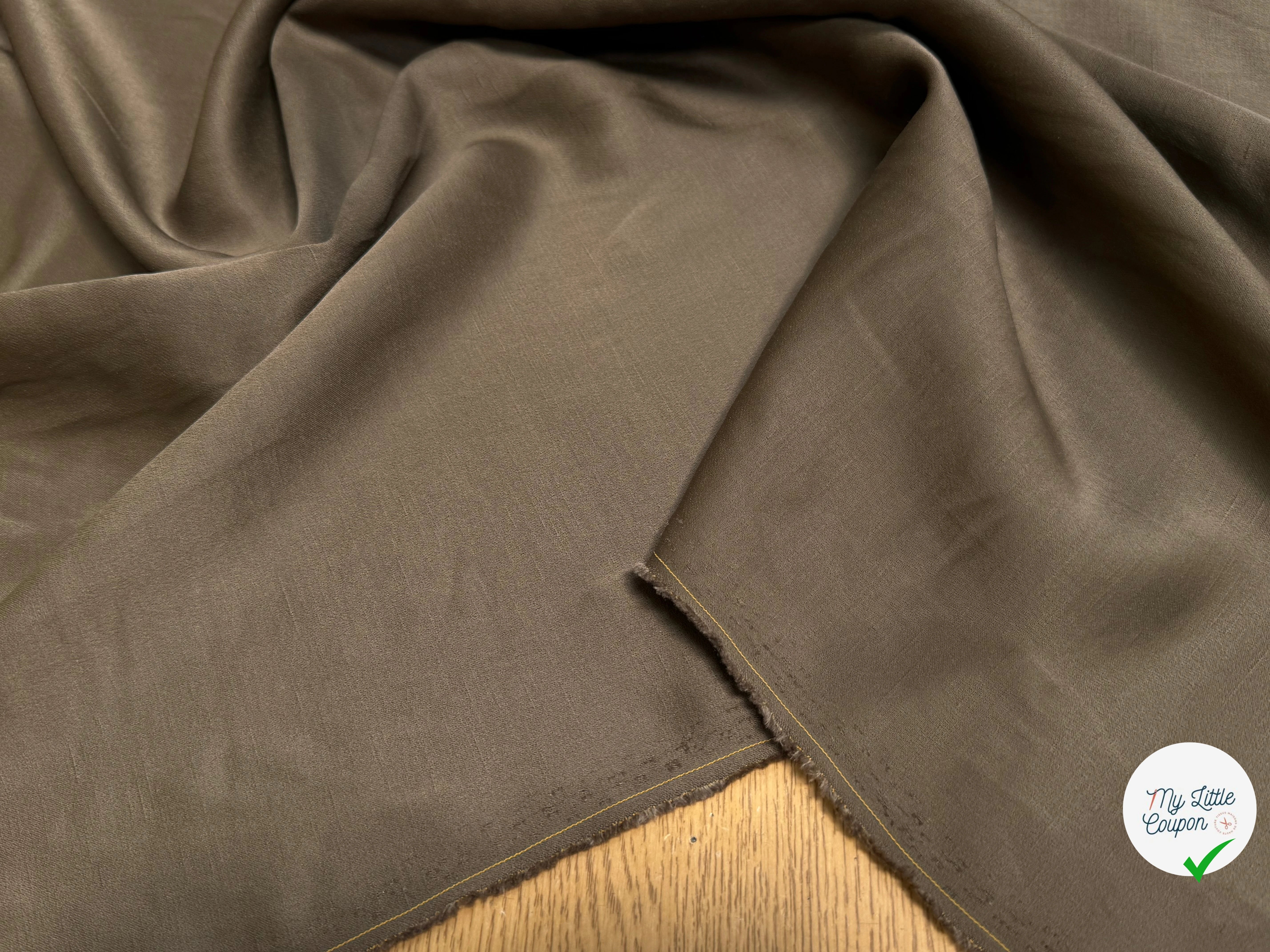 CREPE ENVERS SATIN TEXTURÉ SHANTUNG 100% VISCOSE MARRON CHOCO BEAU TOMBÉ - My Little Coupon