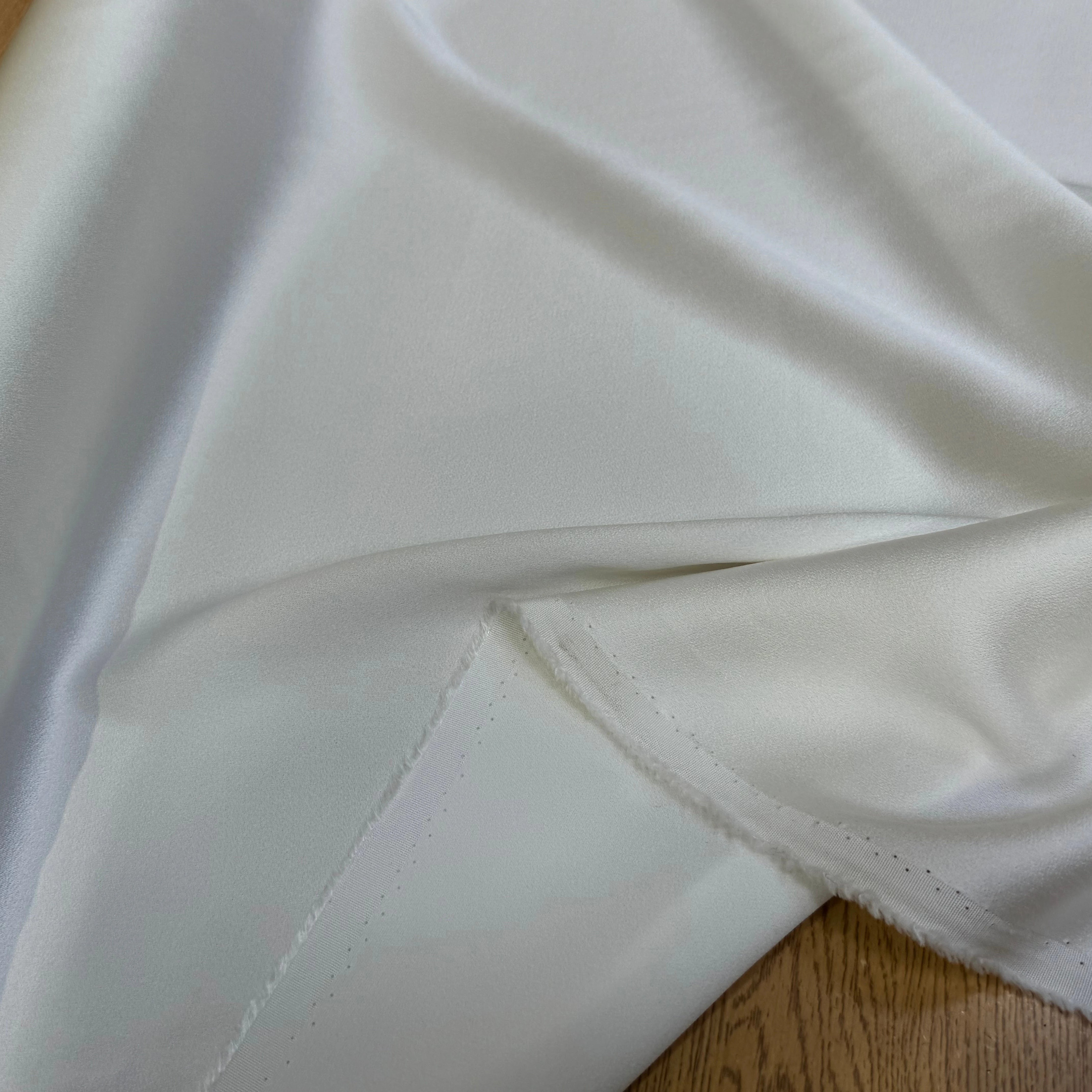 CREPE ENVERS SATIN VISCOSE ACÉTATE MAT BLANC CASSÉ - My Little Coupon