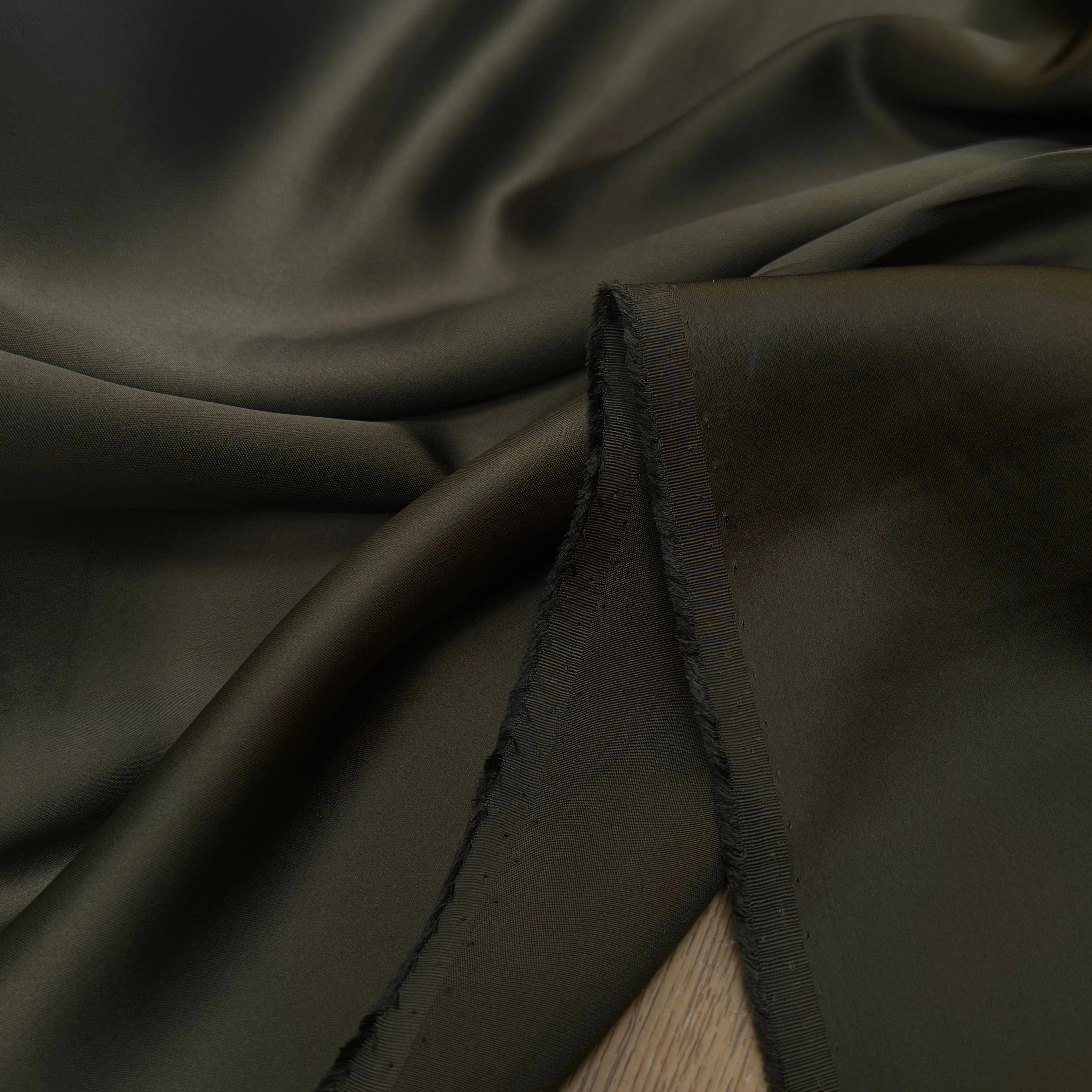 CREPE ENVERS SATIN VISCOSE BEAU TOMBÉ KAKI - My Little Coupon