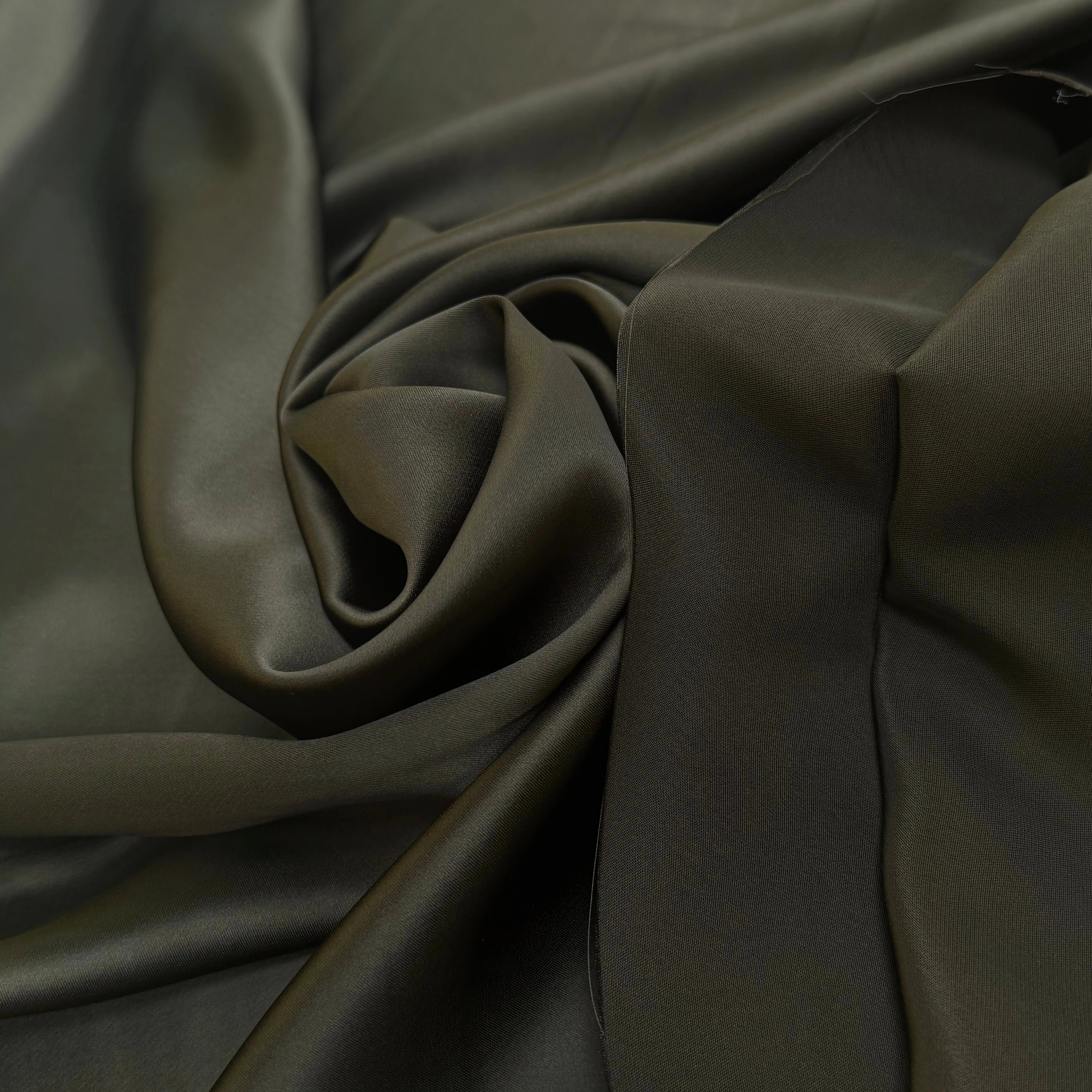 CREPE ENVERS SATIN VISCOSE BEAU TOMBÉ KAKI - My Little Coupon
